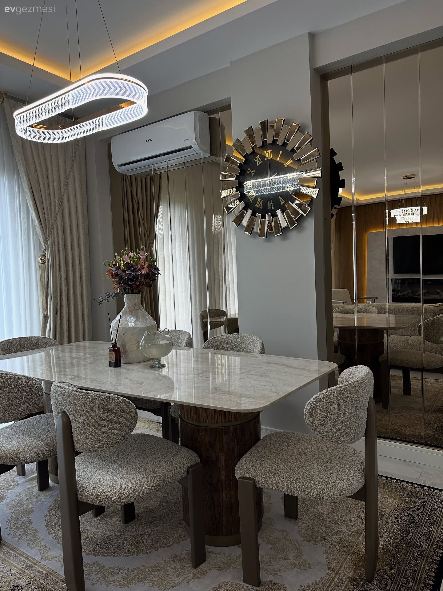 Yemek Odası, Modern, Beyaz, Krem, Bej, Duvar ayna kaplama, Ayna, Fon perde, Perde, Yemek masası, Sandalye, Vazo, Ev Aksesuar, Yemek odası avizesi