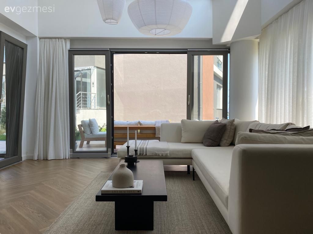 Beyaz, Siyah, Orta sehpa, Sehpa, Jüt halı, Halı, Tv ünitesi, Tv ünitesi aksesuarları, Ev Aksesuar, Dekoratif Objeler, Tül perde, Perde, Köşe koltuk, Koltuk takımı, Kırlent, Ev tekstili