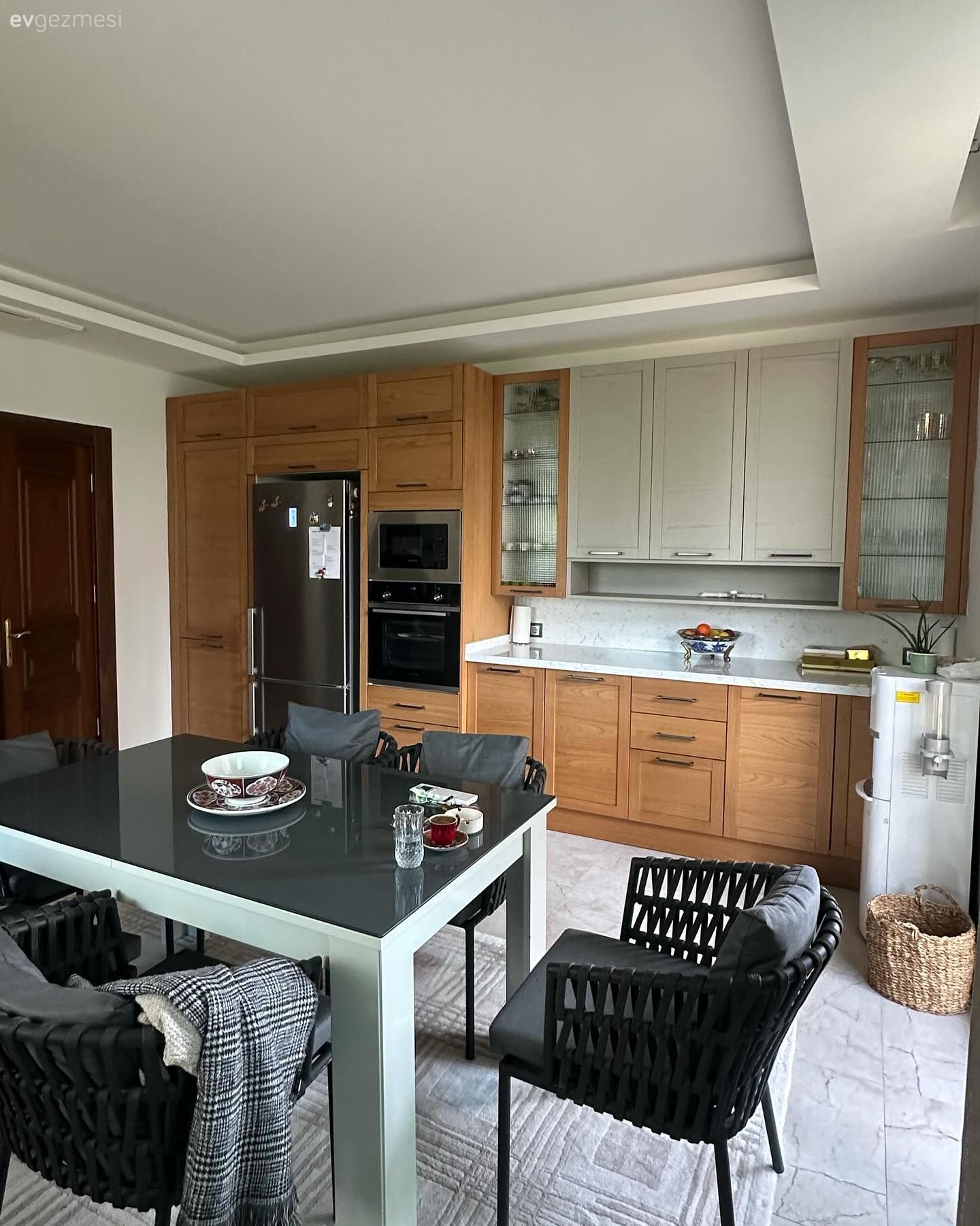 Mutfak, Ahşap mutfak, Mutfak tezgahı, Mutfak tezgah arası, Ankastre, Mutfak aksesuarları, Sandalye, Mutfak masası, Halı, Mutfak halısı