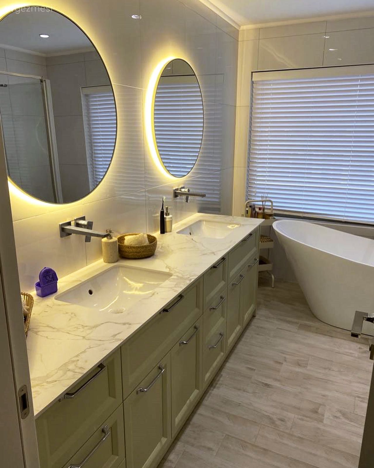 Bu Kocaman Banyoda Mint Yeşili ve Beyaz Uyumu Ortamı Neşelendirmiş!