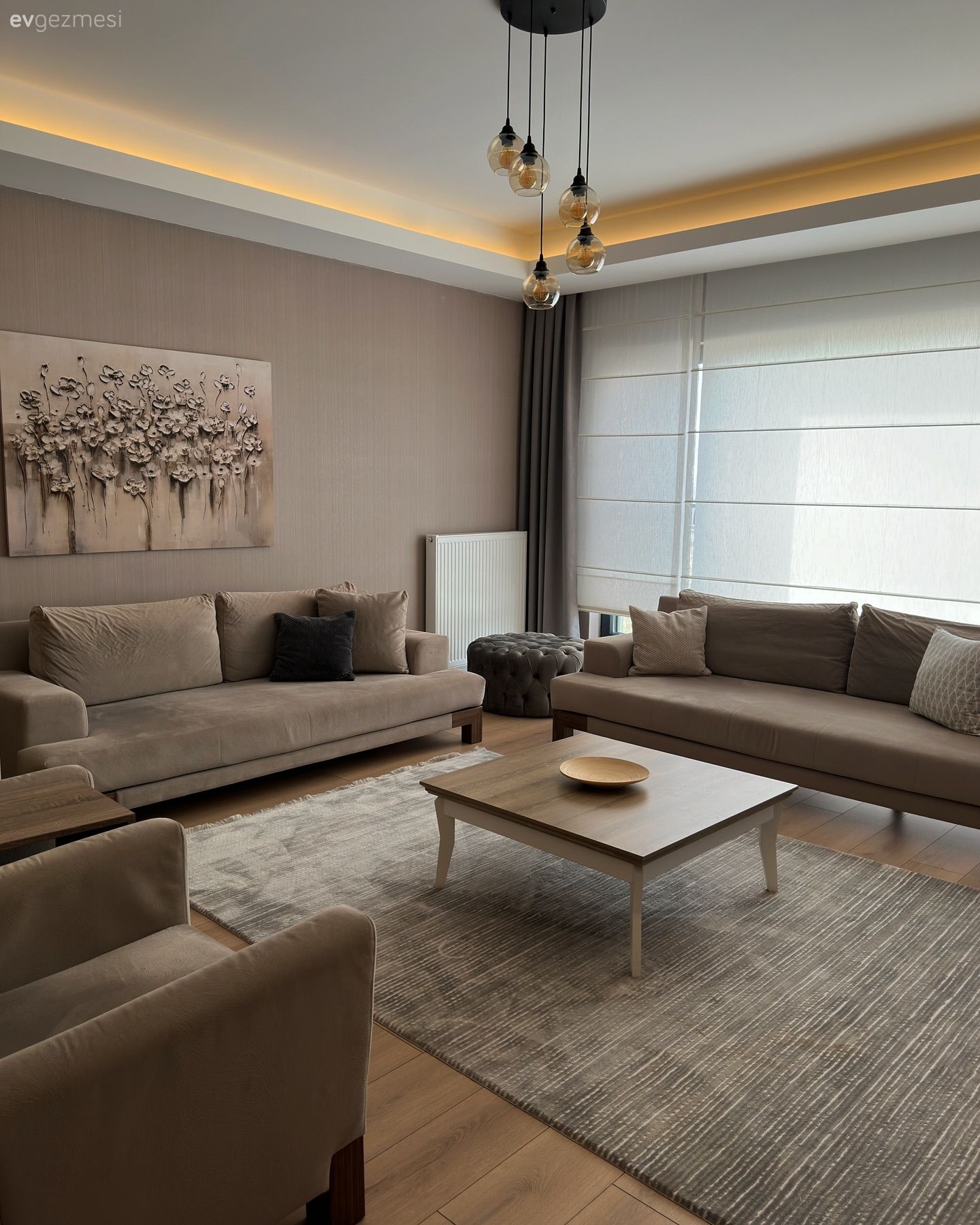Salon, Modern, Bej, Vizon, Gri, Koltuk takımı, Beyaz, Gri duvar, Tablo, Duvar dekorasyonu, Stor perde, Led aydınlatma, Aydınlatma, Halı, Salon halısı, Orta sehpa, Sehpa, Avize, Salon avizesi