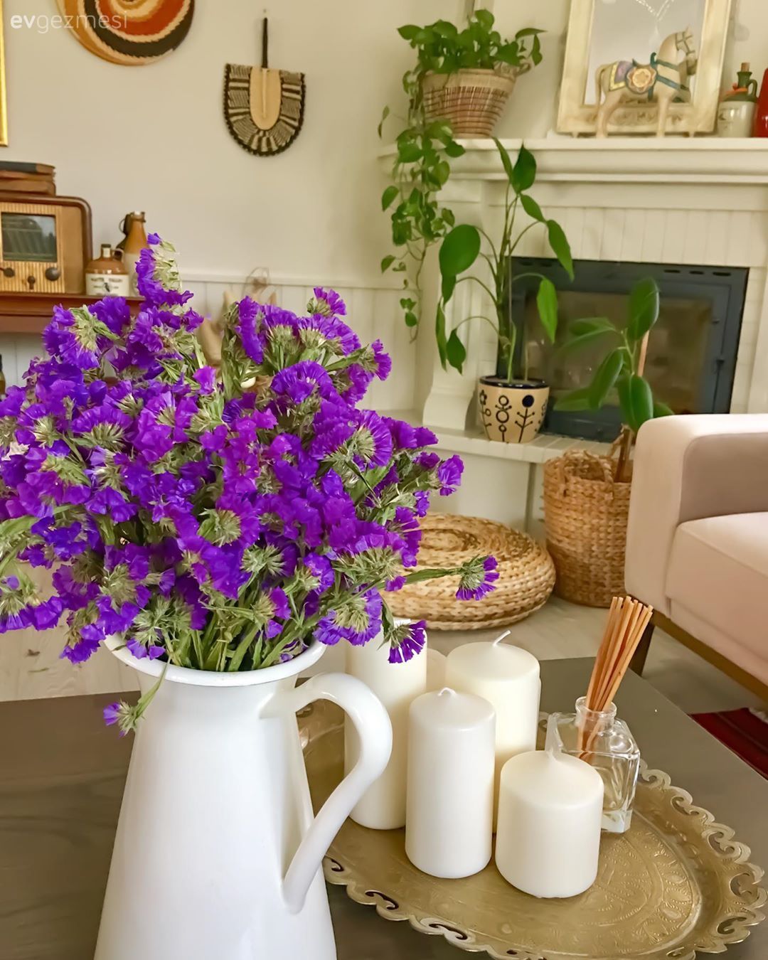 Şömine, Beyaz, Ayna, Ev bitkisi, Saksı, Ekose desen, Desenler, Berjer, Hasır sepet, Çiçekler, Duvar dekorasyonu, Mum