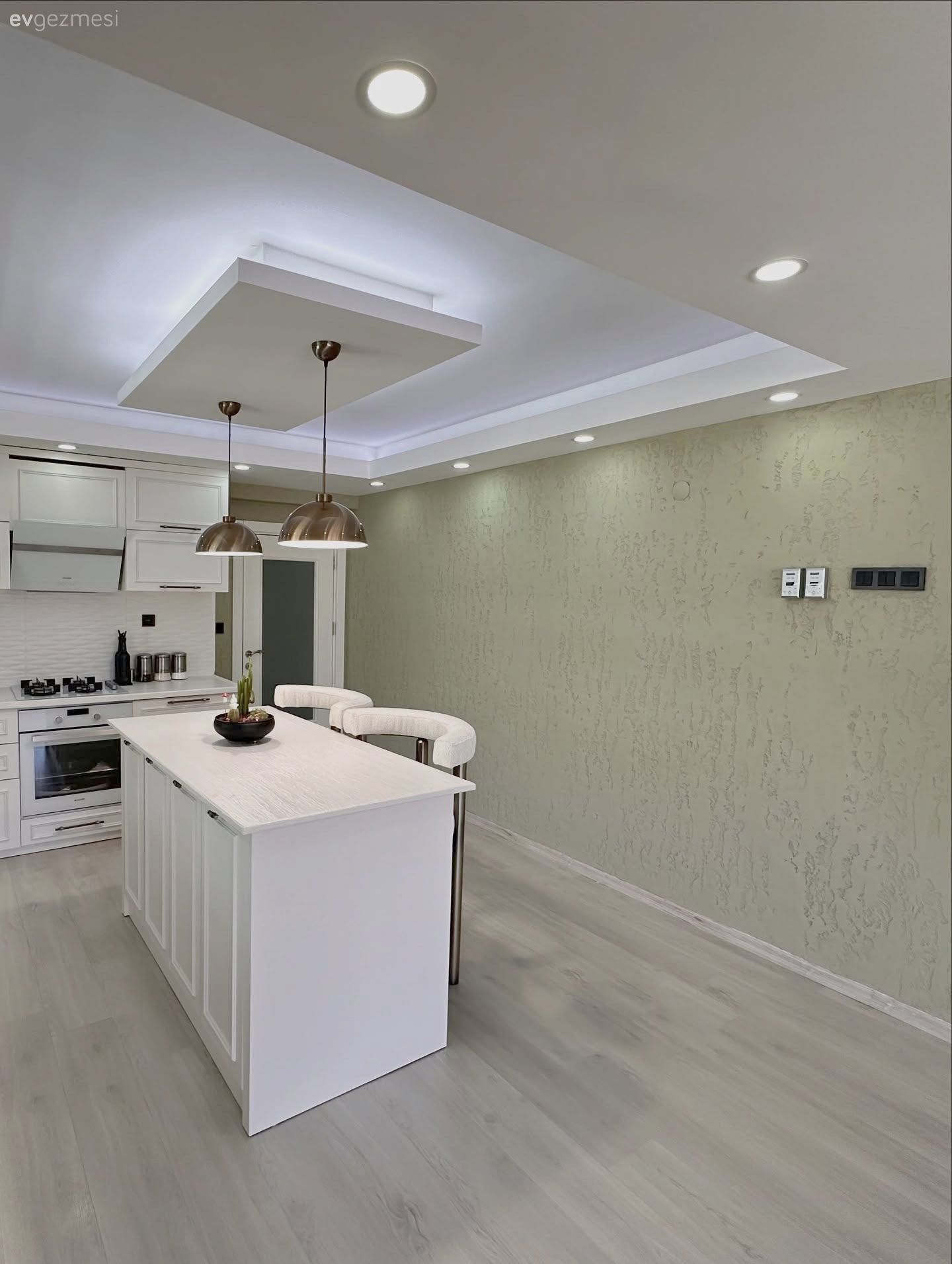 Yeşil duvar, Ada mutfak, Mutfak, Beyaz, Sarkıt, Aydınlatma, Davlumbaz, Mutfak aksesuarları, Spot aydınlatma