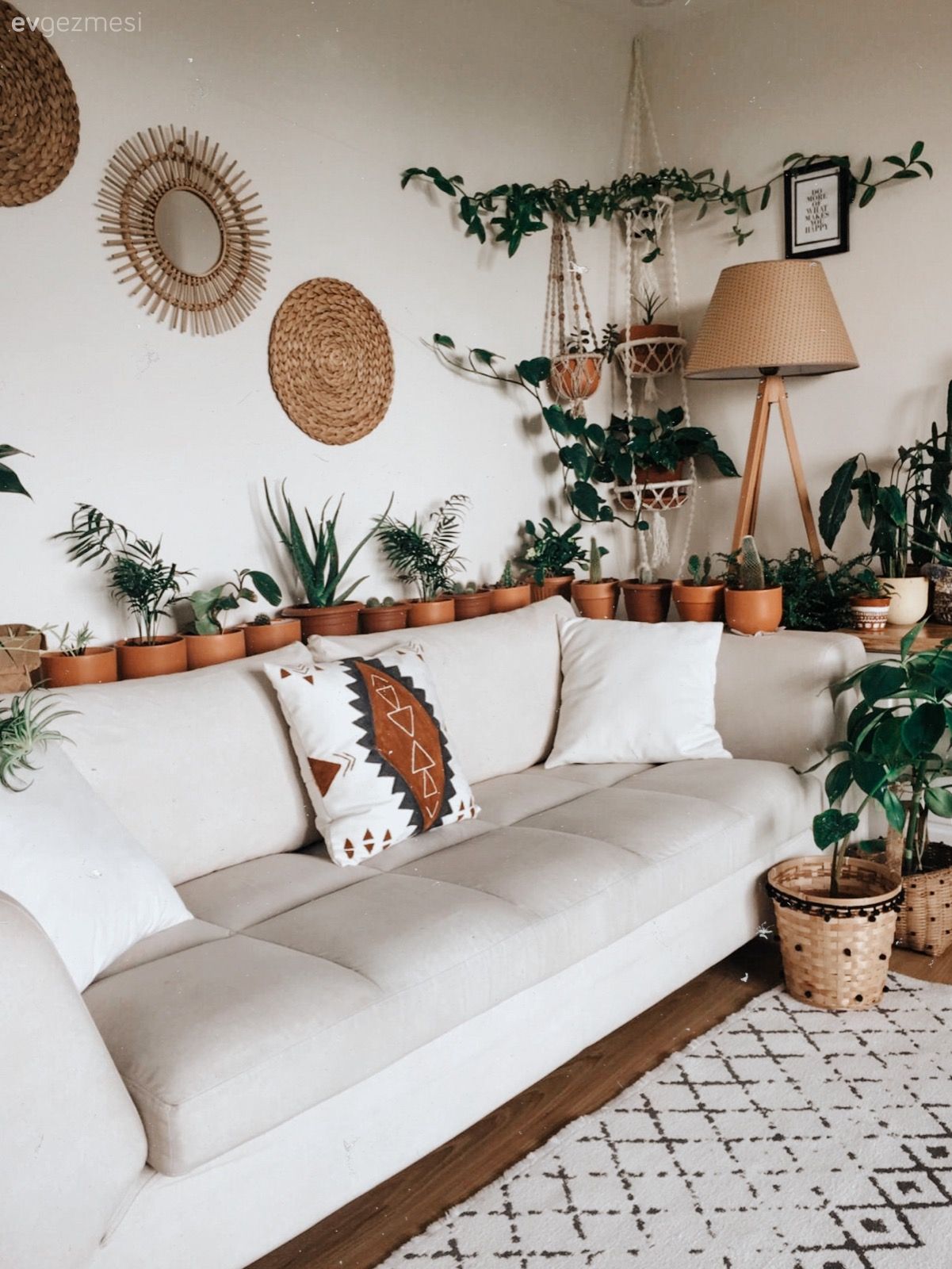 Salon, Bohem Dekorasyon, Koltuk takımı, Halı, Salon halısı, Ev bitkisi, Saksı, Orta sehpa, Sehpa, Beyaz, Kahverengi, Ahşap Mobilya, Kırlent, Ev tekstili, Fon perde, Perde, Sepet saksı, Geometrik desen, Desenler, Siyah, Hasır, Abajur, Aydınlatma, Duvar dekorasyonu