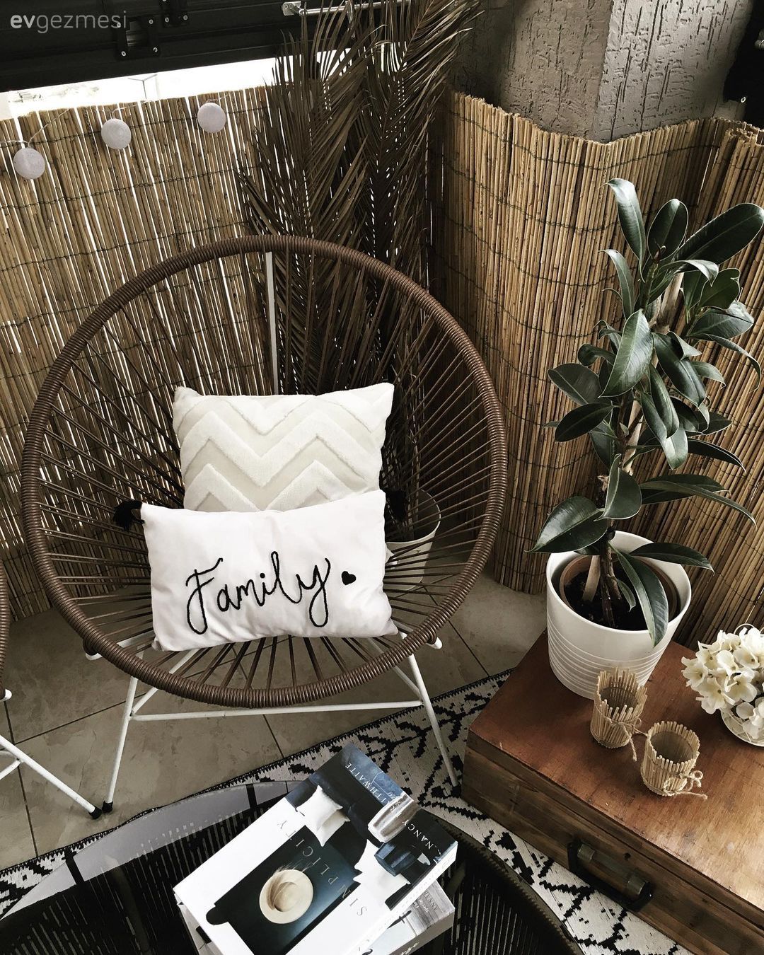 Balkon, Kahverengi, Bohem Dekorasyon, Hasır, Balkon masası, Sandalye, Balkon halısı, Saksı, Kırlent, Ev tekstili, Ev bitkisi
