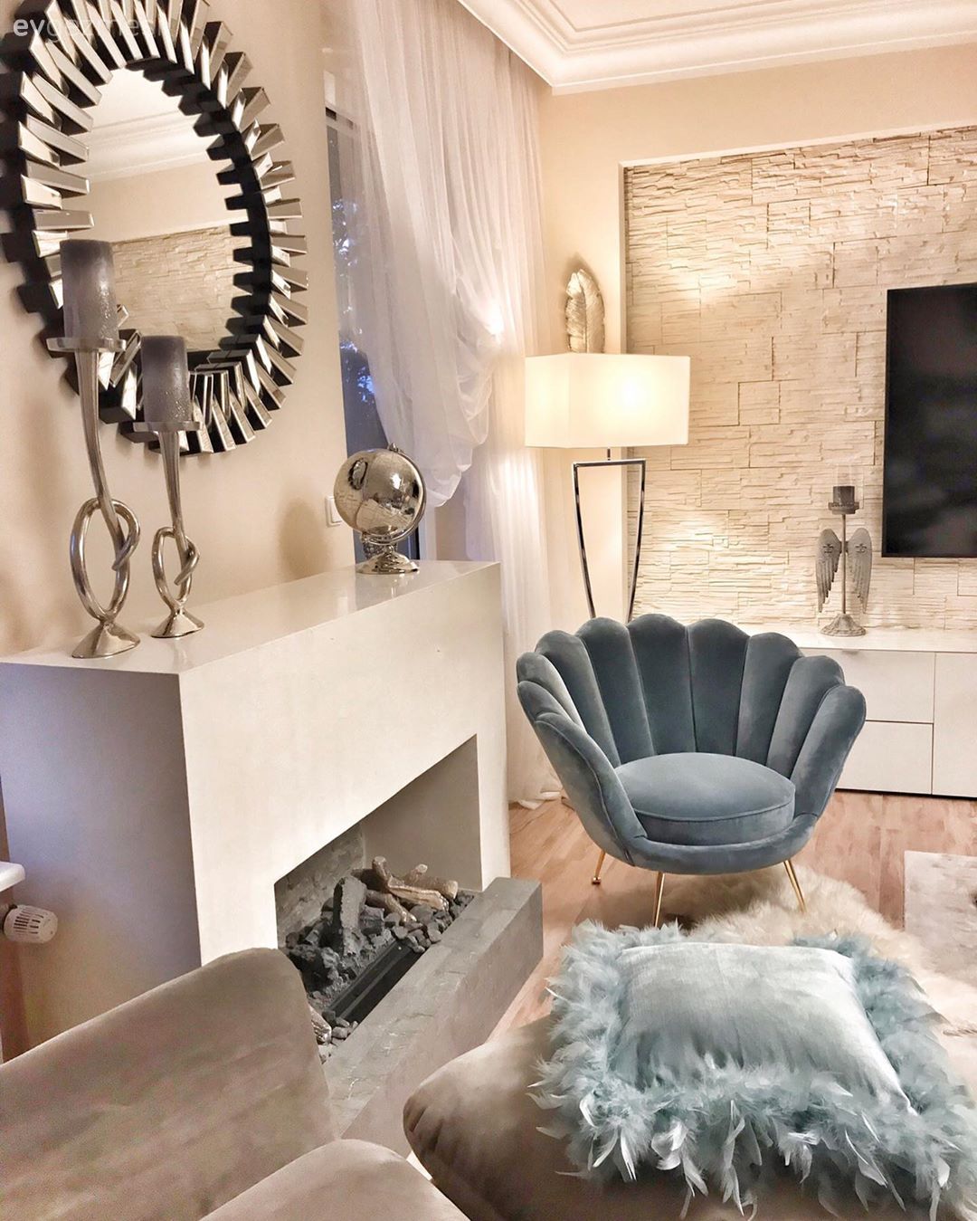 Tv ünitesi, Taş duvar, Duvar dekorasyonu, Beyaz, Berjer, Lambader, Aydınlatma, Mavi, Siyah, Vizon, Sehpa üstü aksesuarı, Ev Aksesuar, Vazo, Mumluk, Avize, Salon avizesi, Şömine