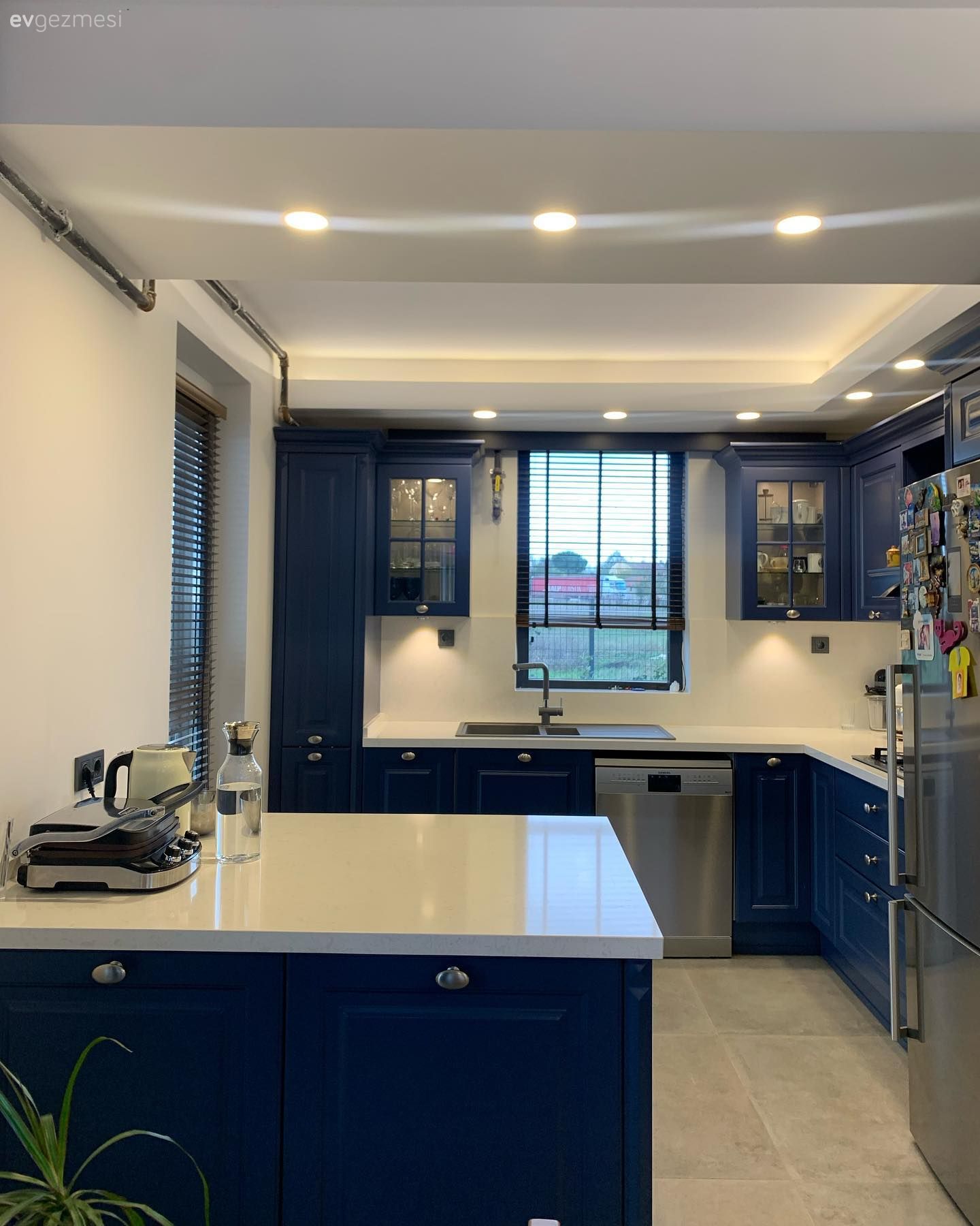 Mutfak, Mavi mutfak, Beyaz, Mavi, Ada mutfak, Porselen tezgah, Shaker kapaklı dolaplar, Mutfak tezgah arası, Spot aydınlatma, Aydınlatma, Cam kapaklı dolap