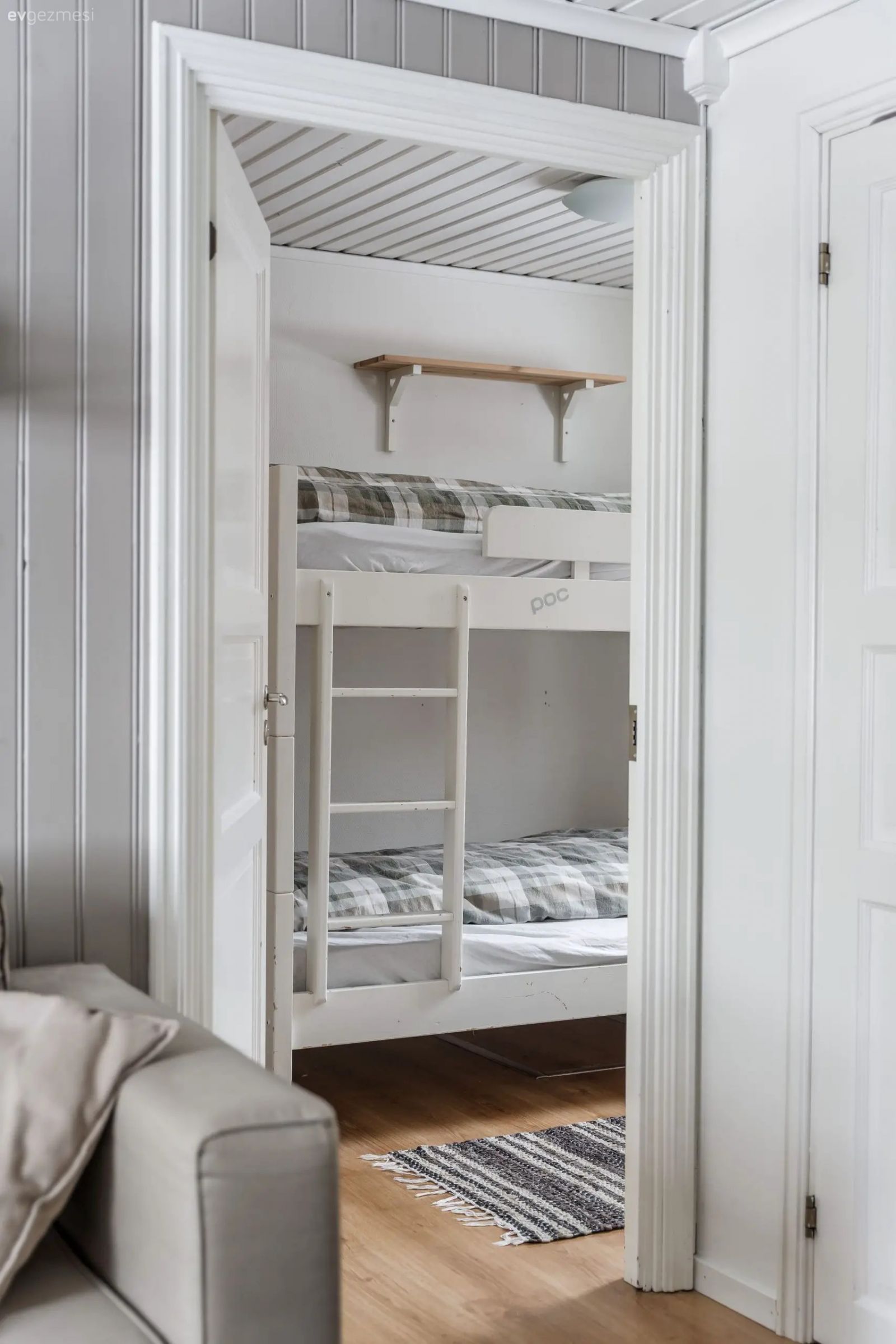 İki Yatak Odasını İçine Sığdıran 34 M2'lik Kırmızı Ev!