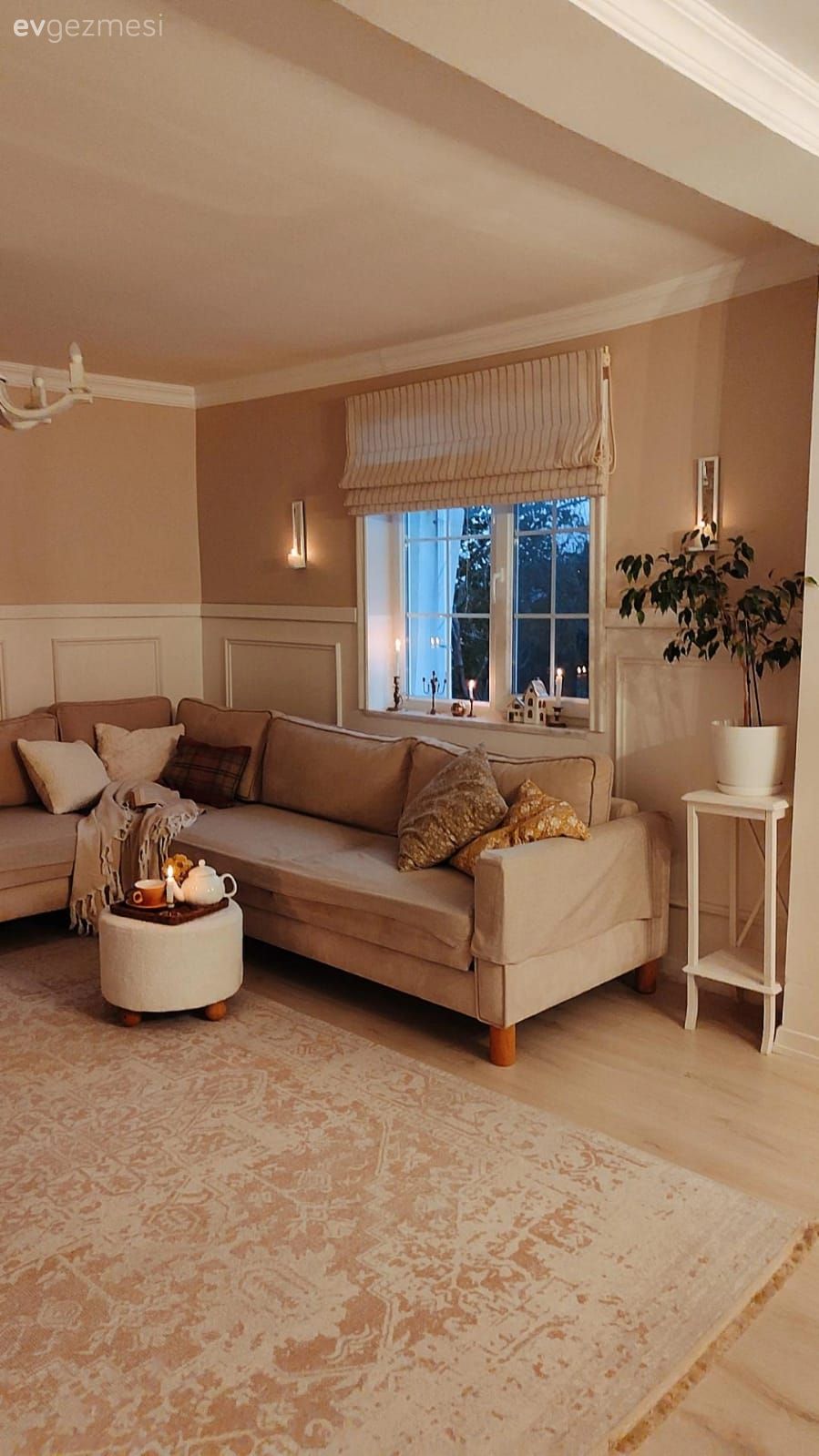 Salon, Country, Krem, Beyaz, Krem duvar, Halı, Salon halısı, Kırlent, Ev tekstili, Puf, Duvar çıtalama, Yan sehpa, Sehpa, Bej, Vizon, Ahşap Mobilya