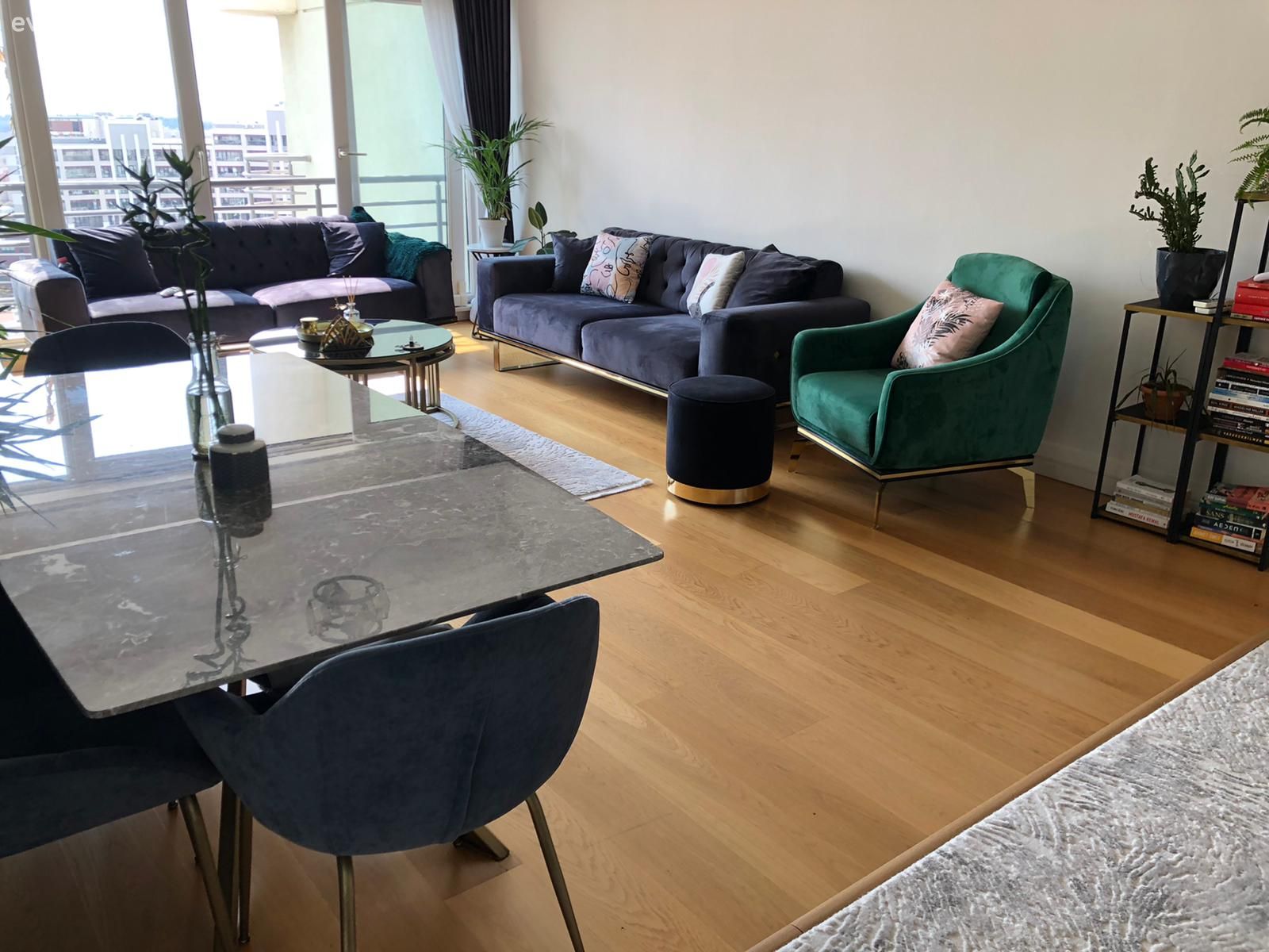 Salon, Modern, Gri, Zümrüt yeşili, Altın, Koltuk takımı, Berjer, Kırlent, Ev tekstili, Sandalye, Yemek masası, Parke, Fon perde, Perde, Tül perde