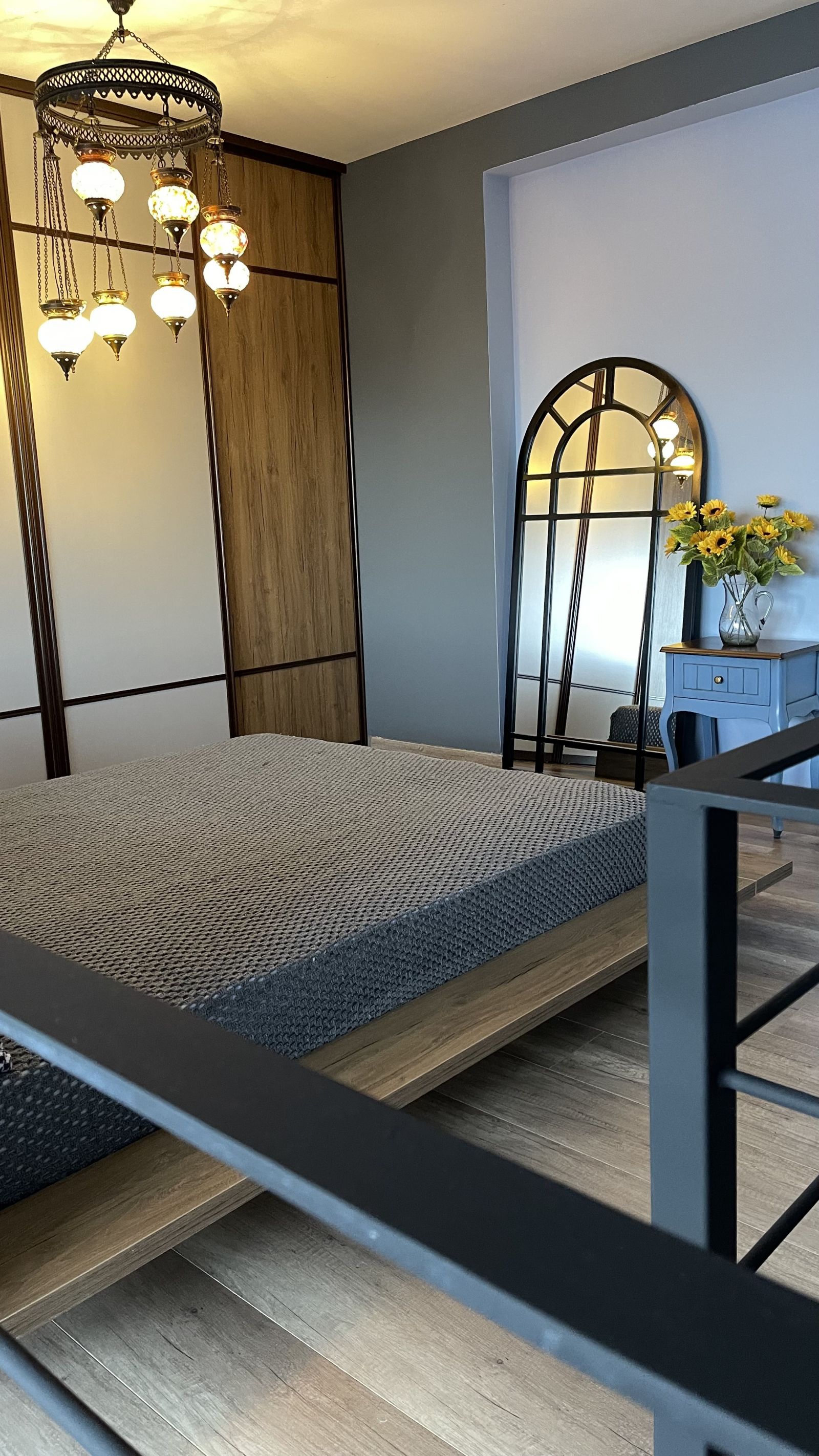 Tuğla Duvarlarıyla Geçmişi Selamlayan Bu Evin Enerjisi de Hayli Yüksek