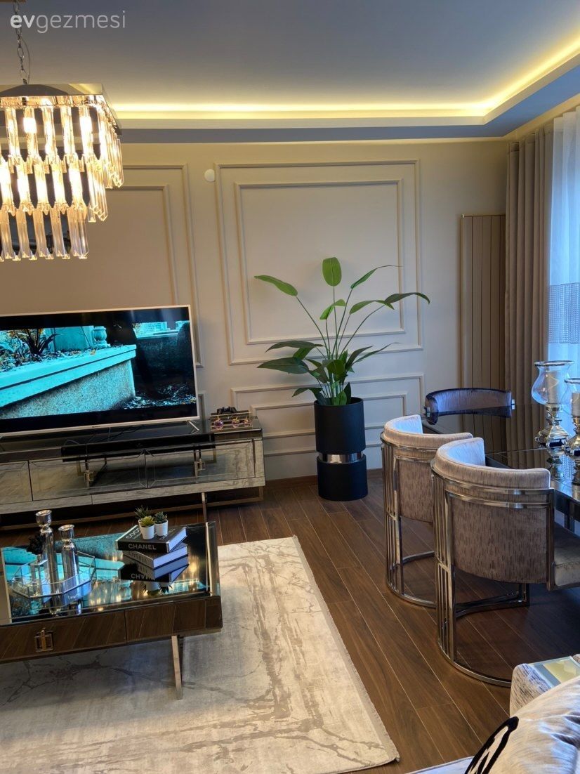 Salon, Art deko, Krem duvar, Duvar çıtalama, Tv ünitesi, Tv ünitesi aksesuarları, Ev Aksesuar, Vazo, Saksı, Halı, Salon halısı, Avize, Aydınlatma, Salon avizesi, Orta sehpa, Sehpa, Aynalı mobilya, Ayna, Berjer
