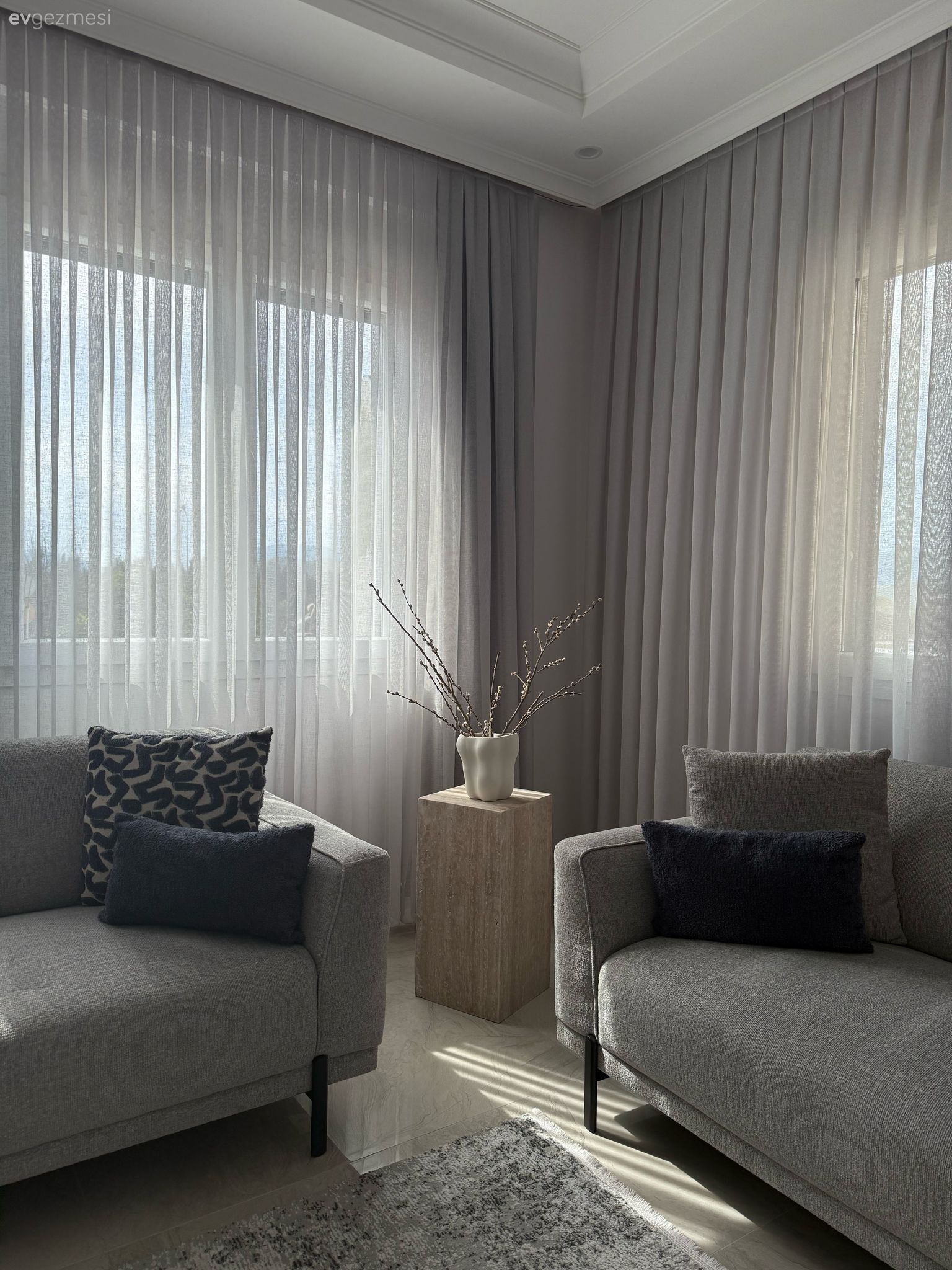 Muğla'daki Bu Evde Gri ve Beyazın Yeri Çok Ayrı