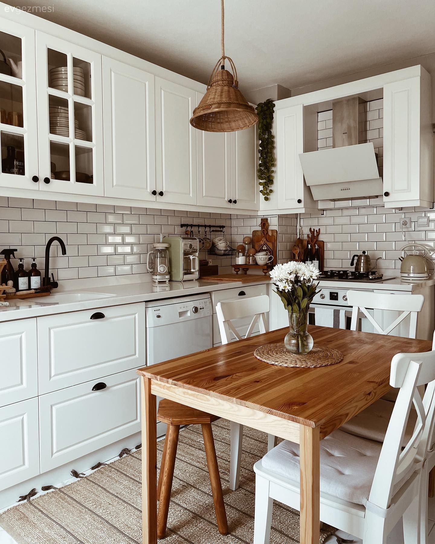 Mutfak, Beyaz, Country mutfak, Shaker kapaklı dolaplar, Mutfak tezgahı, Mutfak tezgah arası, Tezgah arası seramik, Metro seramik, Seramik, Mutfak Avize Modelleri, Ankastre, Davlumbaz, Mutfak halısı, Krem, Siyah, Sandalye, Mutfak masası