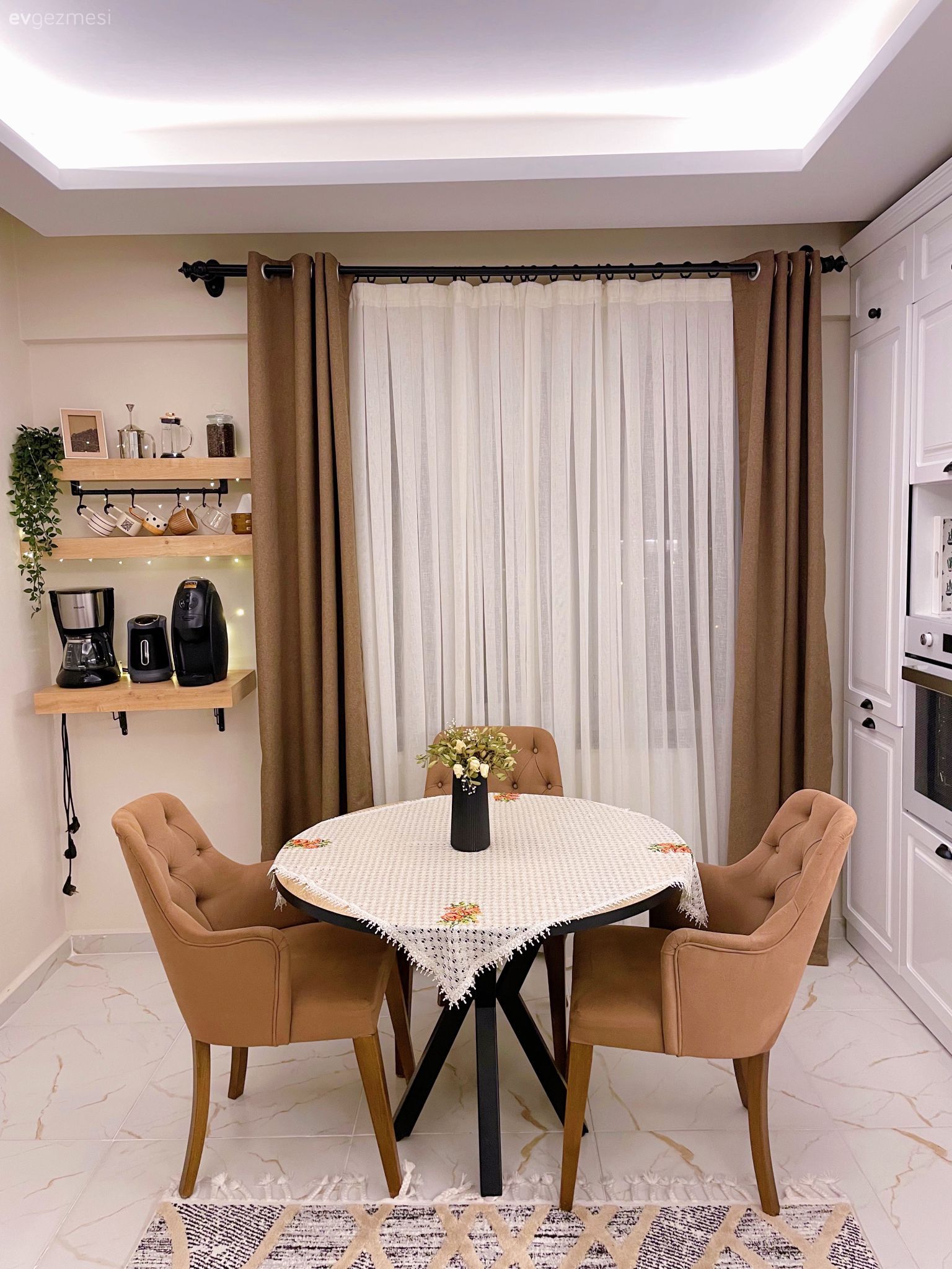 Mutfak masası, Sandalye, Fon perde, Perde, Tül perde, Mutfak rafı, Mutfak, Ankastre, Mutfak halısı, Led aydınlatma, Aydınlatma