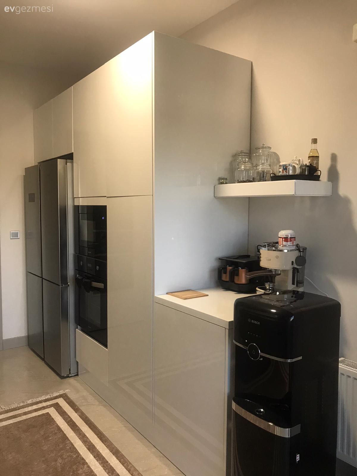 Mutfak, Gri, Beyaz, Mutfak tezgahı, Mutfak tezgah arası, Tezgah arası seramik, Davlumbaz, Ankastre, Halı, Mutfak halısı, Çizgili desen, Desenler