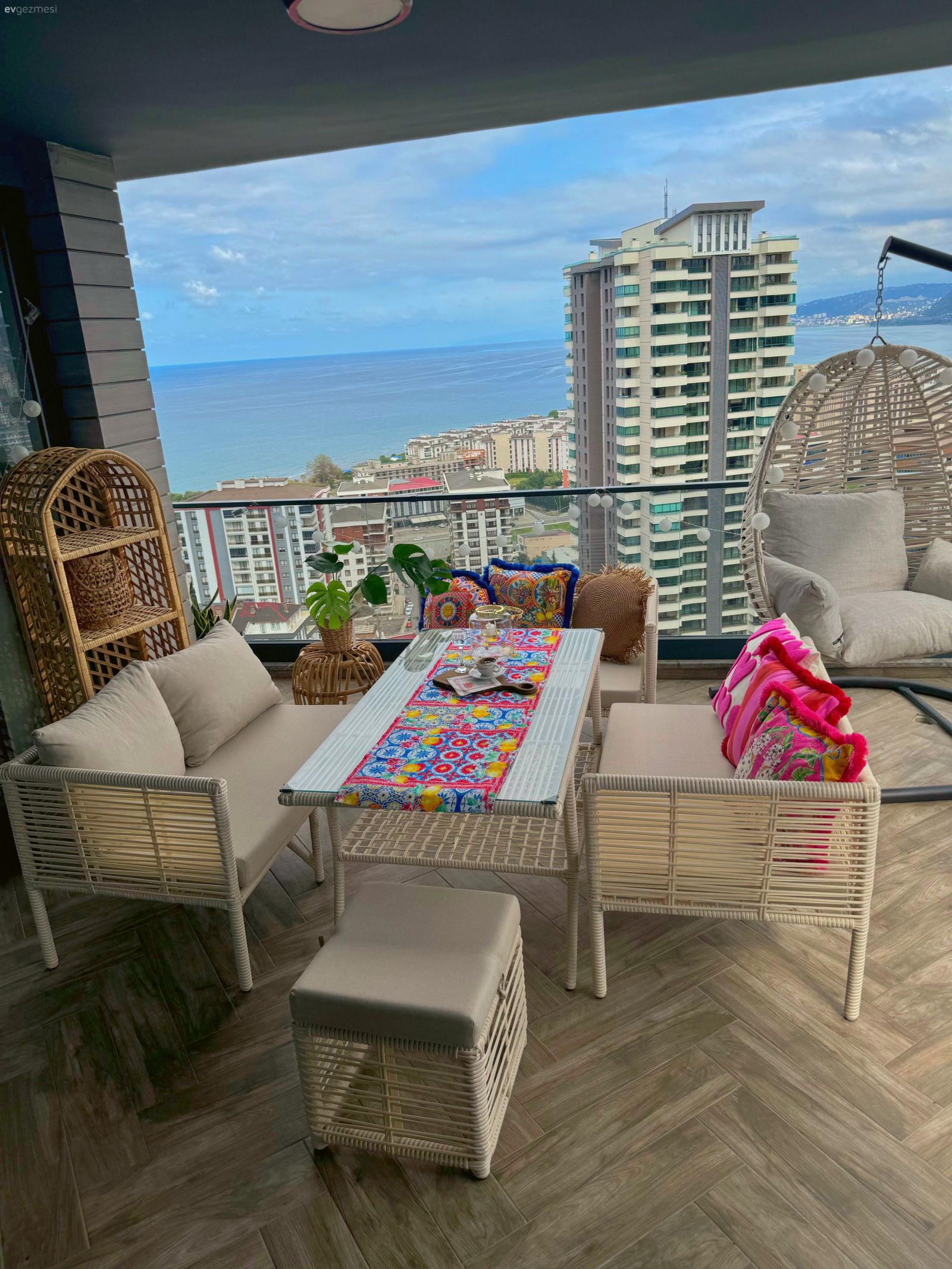 Balkon, Hasır, Balkon oturma grubu, Bej, Krem, Pembe, Hasır dolap, Balkon zemini, Ev bitkisi, Salıncak, Bohem Dekorasyon