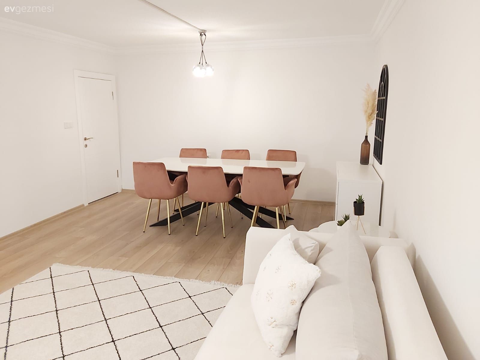 Salon, Beyaz, Krem, Bej, Pudra pembe, Modern, Köşe koltuk, Koltuk takımı, Kırlent, Ev tekstili, Halı, Konsol, Konsol üzeri dekoratif objeleri, Ayna, Zigon sehpa, Sehpa, Salon avizesi, Laminant parke, Parke, Yemek masası, Eames sandalye, Sandalye, Beyaz kapı, Kapı 