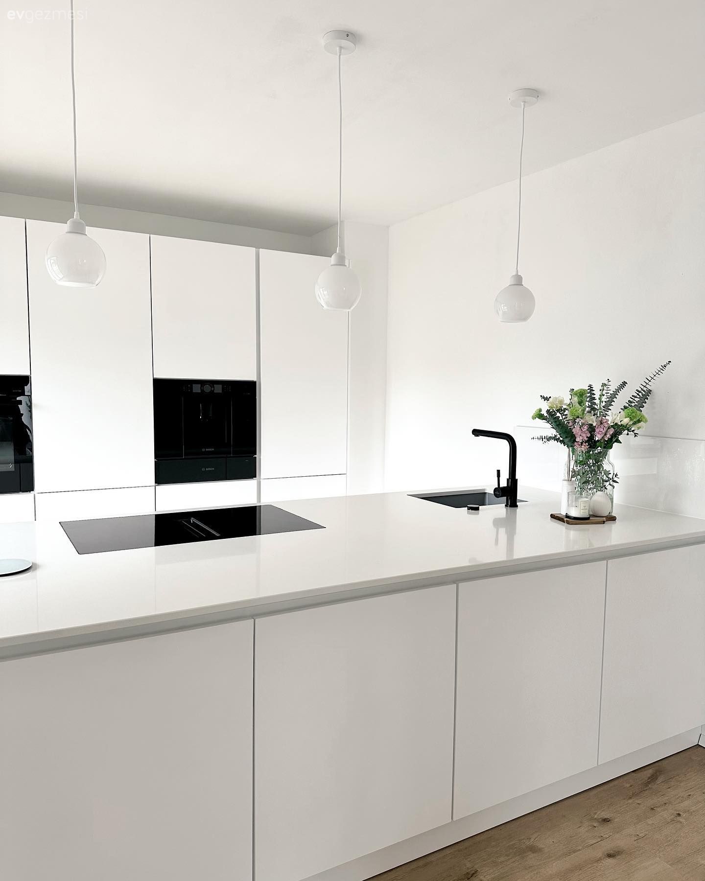 Bu Yüksek Tavanlı Evde Modern Stil Oldukça Belirgin!