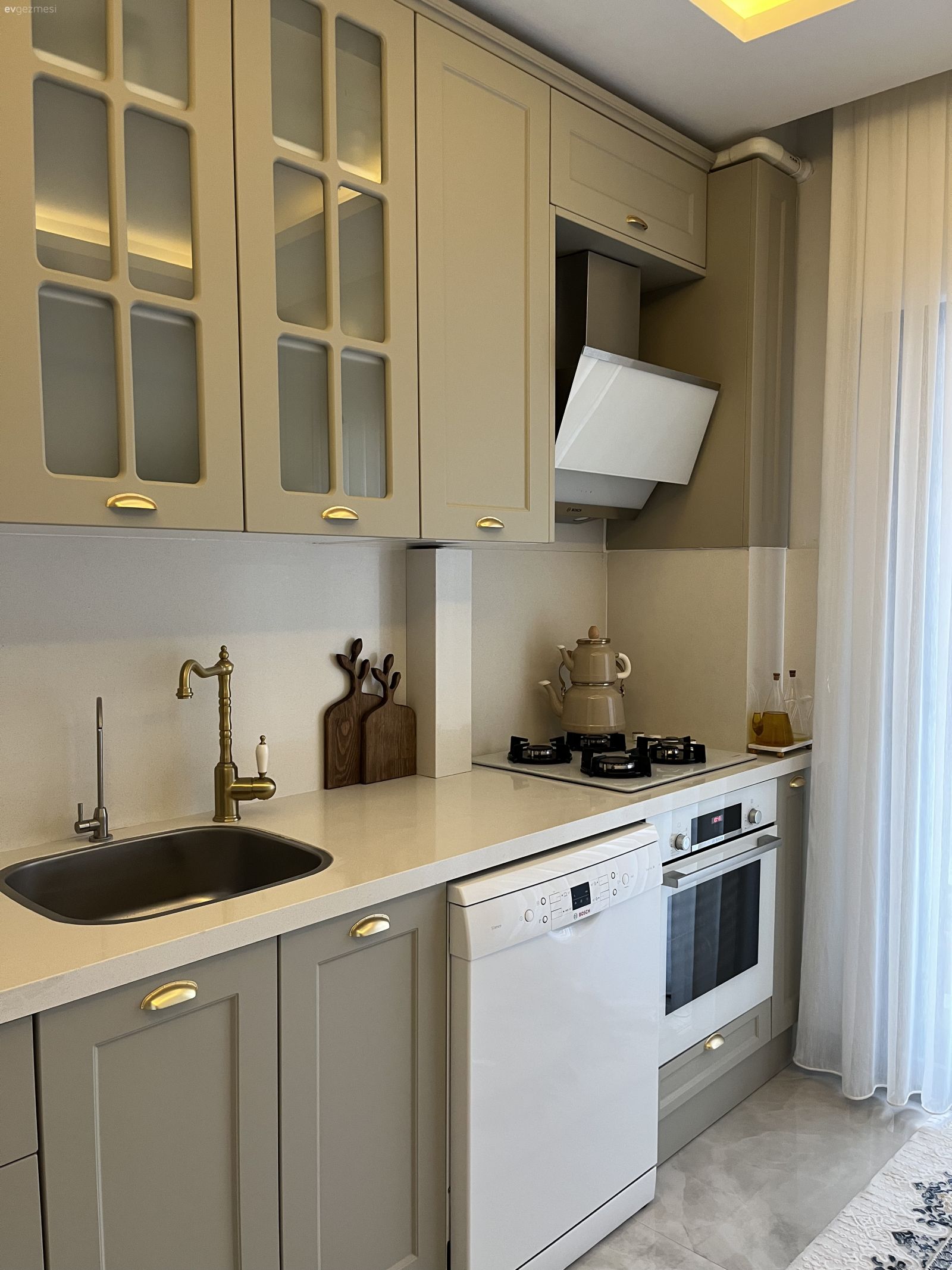 Bu Küçük Manisa Mutfağında Gri Dolaplar Şıklık Kaynağı