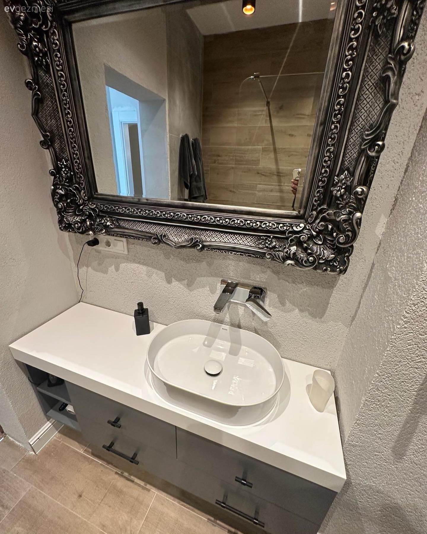 Bu Modern Banyoda Aynanın İddiası Oldukça Fazla