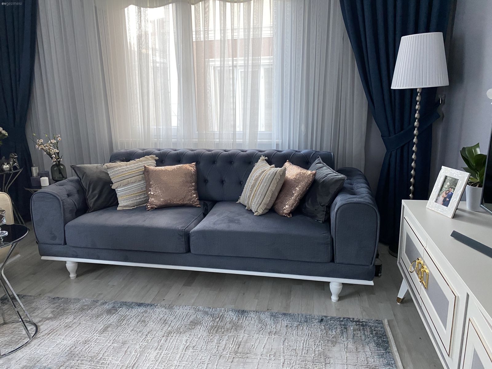 Salon, Modern, Mavi, Beyaz, Koltuk takımı, Mavi duvar, Fon perde, Perde, Tül perde, Duvar dekorasyonu, Kırlent, Ev tekstili, Halı, Salon halısı, Yan sehpa, Sehpa, Abajur, Aydınlatma, Tv ünitesi