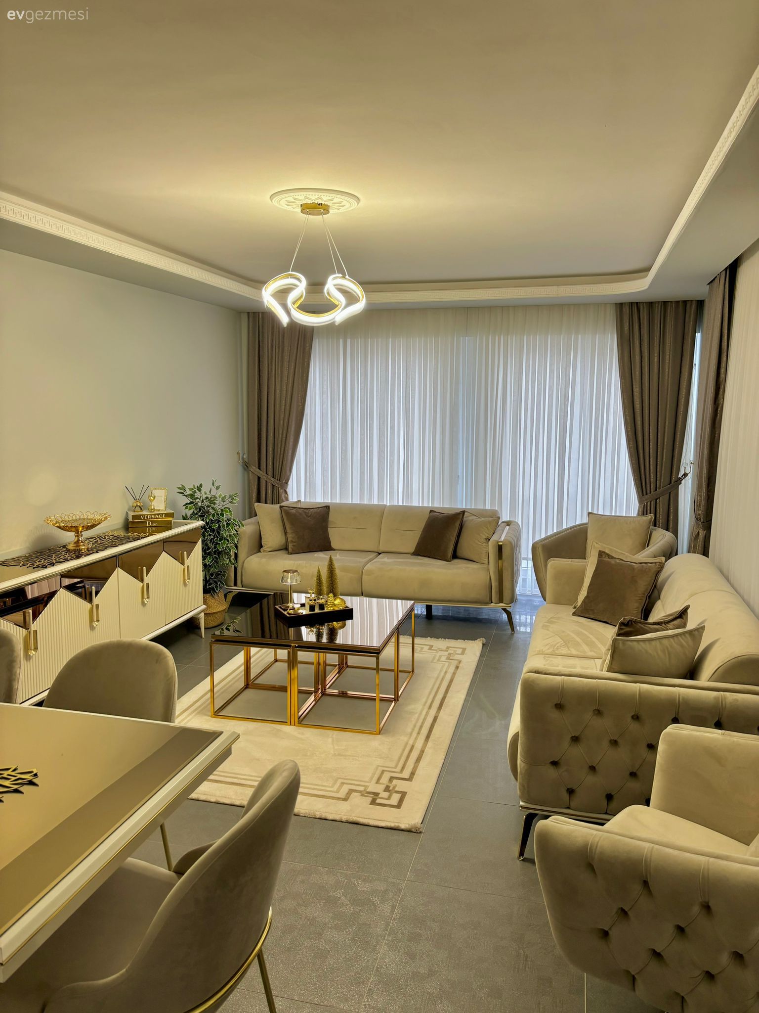 Salon, Modern klasik, Bej, Krem, Altın, Vizon, Koltuk takımı, Konsol, Fon perde, Perde, Tül perde, Orta sehpa, Sehpa, Halı, Sandalye, Yemek Odası, Avize, Aydınlatma, Salon avizesi