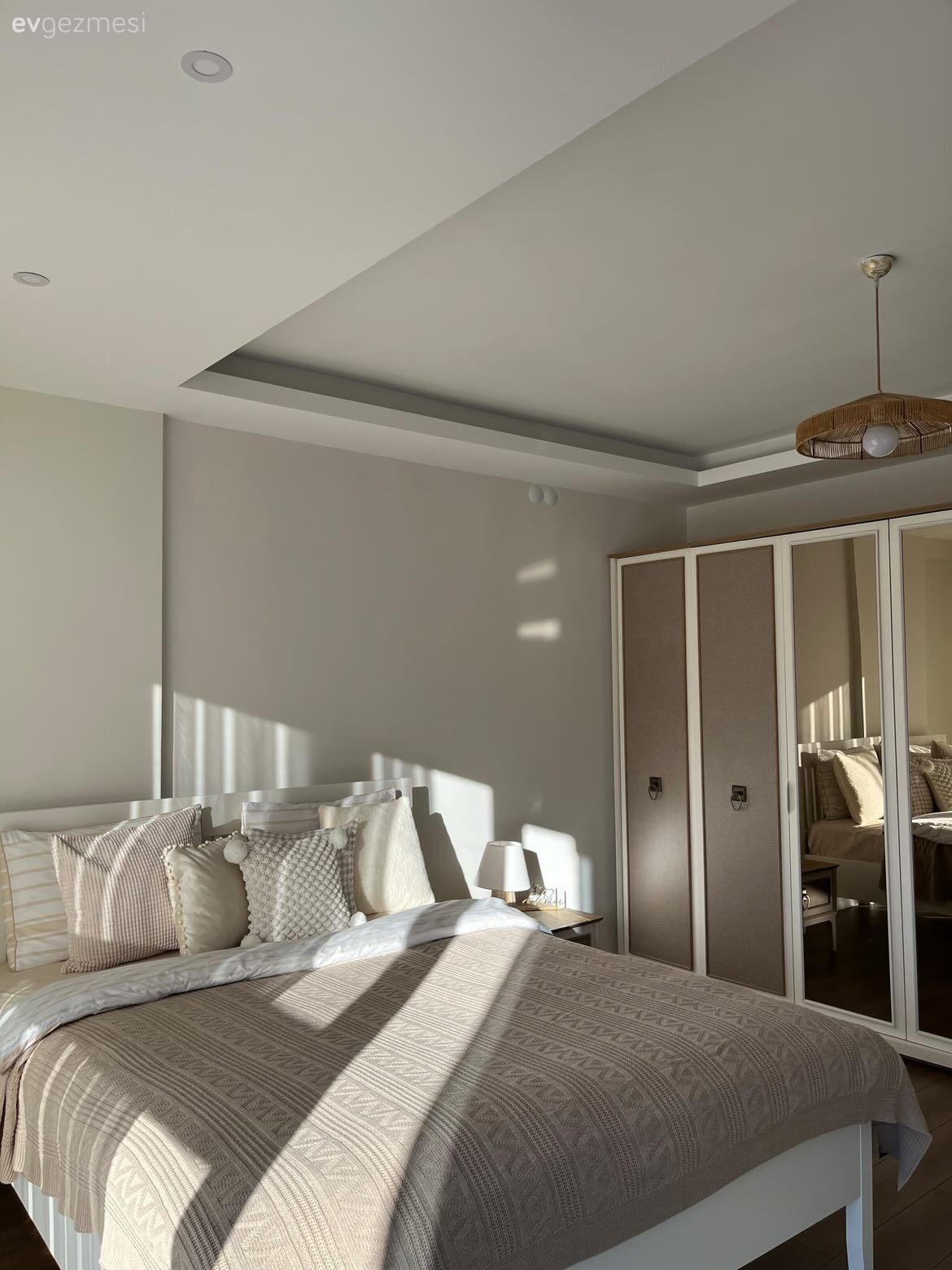 Bu Minimalist Evde Ahşap Detaylarla Monotonluğun Önüne Geçilmiş!