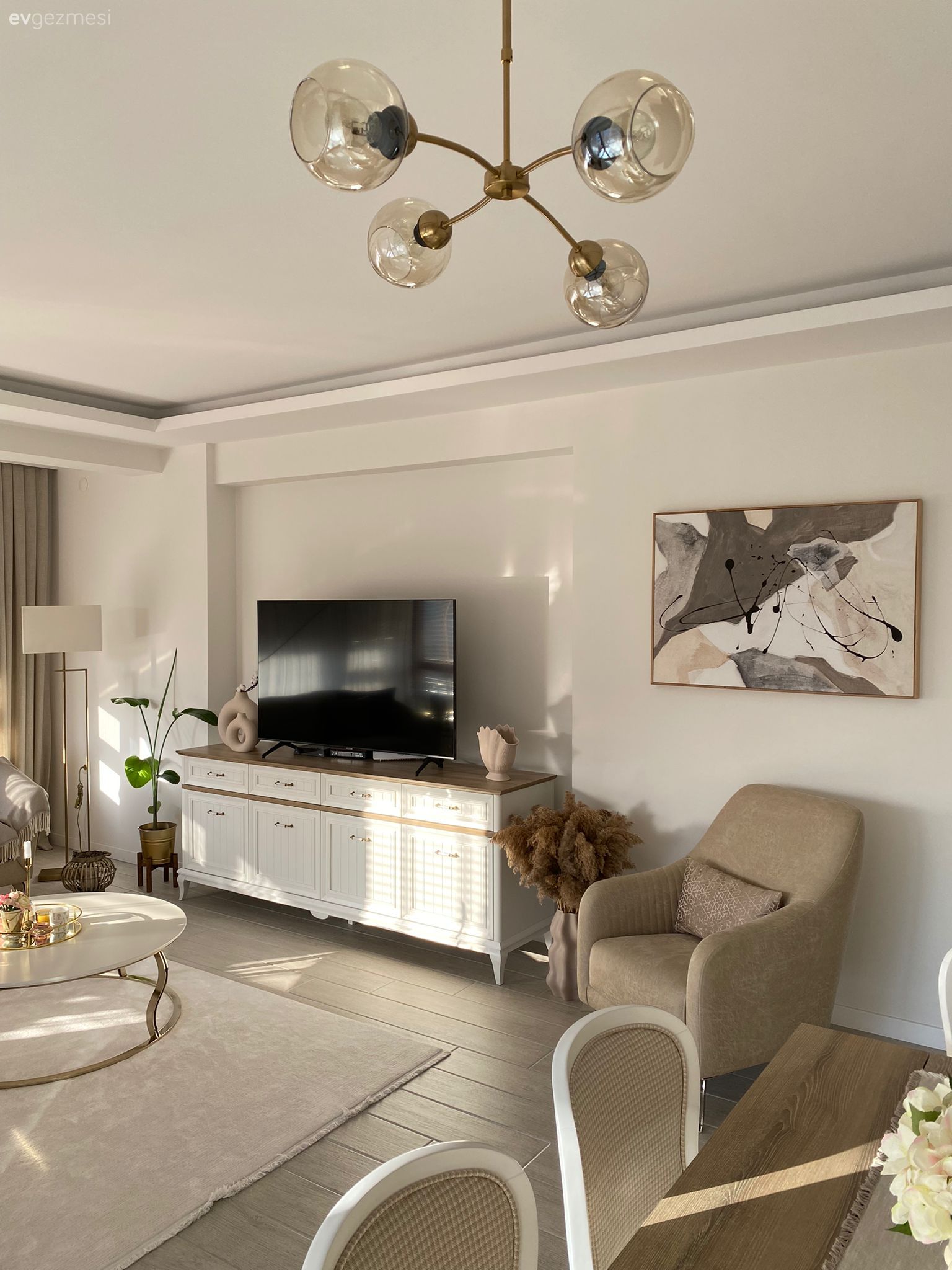 Beyaz, Bej, Krem, Tv ünitesi, Tv ünitesi aksesuarları, Ev Aksesuar, Lambader, Aydınlatma, Fon perde, Perde, Orta sehpa, Sehpa, Halı, Salon halısı, Tablo, Duvar dekorasyonu, Sandalye, Yemek masası, Yemek odası avizesi, Avize, Ev bitkisi