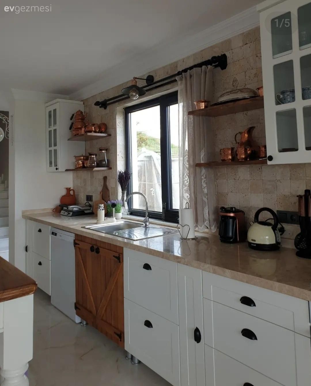 Mutfak, Beyaz, Beyaz ve ahşap mutfak, Mutfak tezgahı, Mutfak tezgah arası, Tezgah arası seramik, Mutfak rafı, Mutfak perdesi, Mutfak aksesuarları