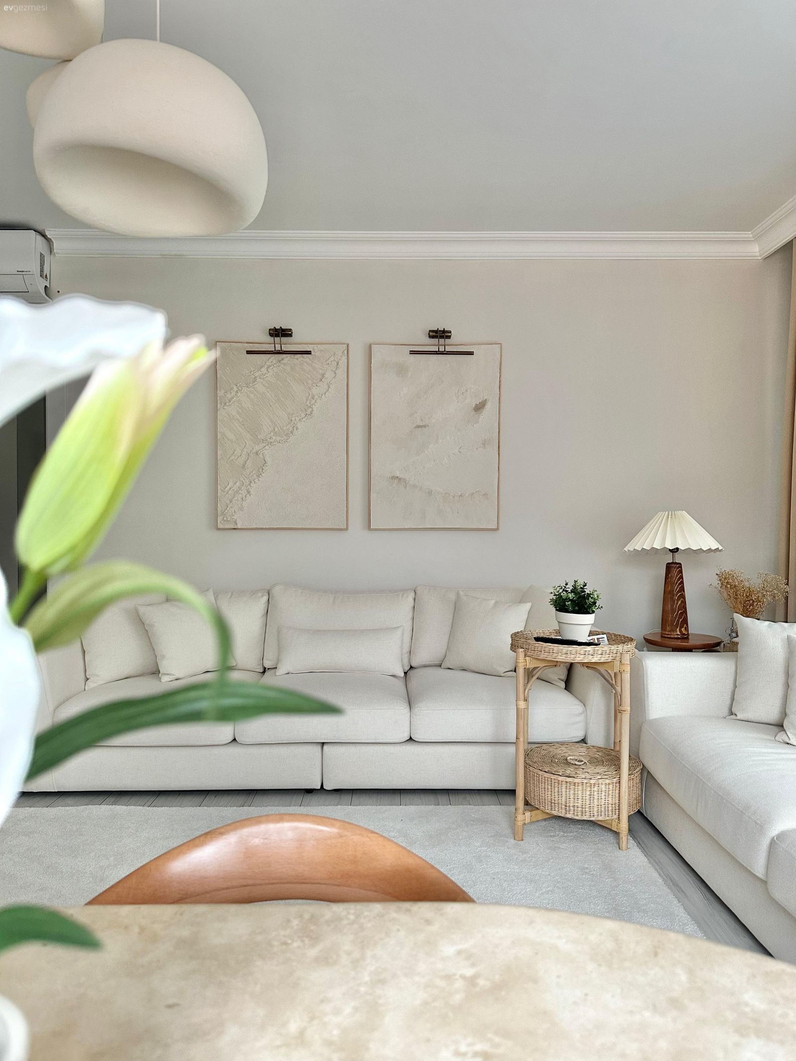 Salon, İskandinav, Beyaz, Krem, Bej, Koltuk takımı, Tablo, Duvar dekorasyonu, Yan sehpa, Sehpa, Kırlent, Ev tekstili, Halı, Salon halısı, Dekoratif Objeler, Abajur, Aydınlatma