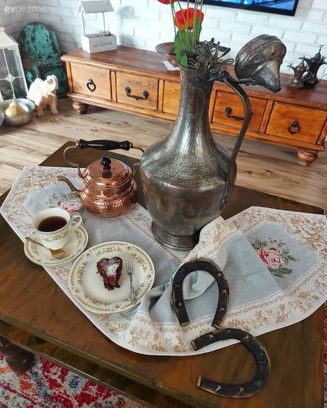 Ahşap Mobilya, Orta sehpa, Sehpa, Tv ünitesi, Tv ünitesi aksesuarları, Ev Aksesuar, Dekoratif Objeler, Taş duvar, Duvar dekorasyonu, Halı, El dokuma halı