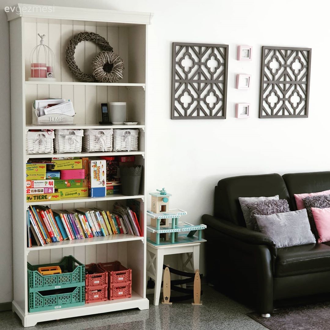 Salon, Beyaz, Siyah, Füme, Duvar panosu, Duvar dekorasyonu, Kitaplık, Yan sehpa, Sehpa, Kırlent, Ev tekstili