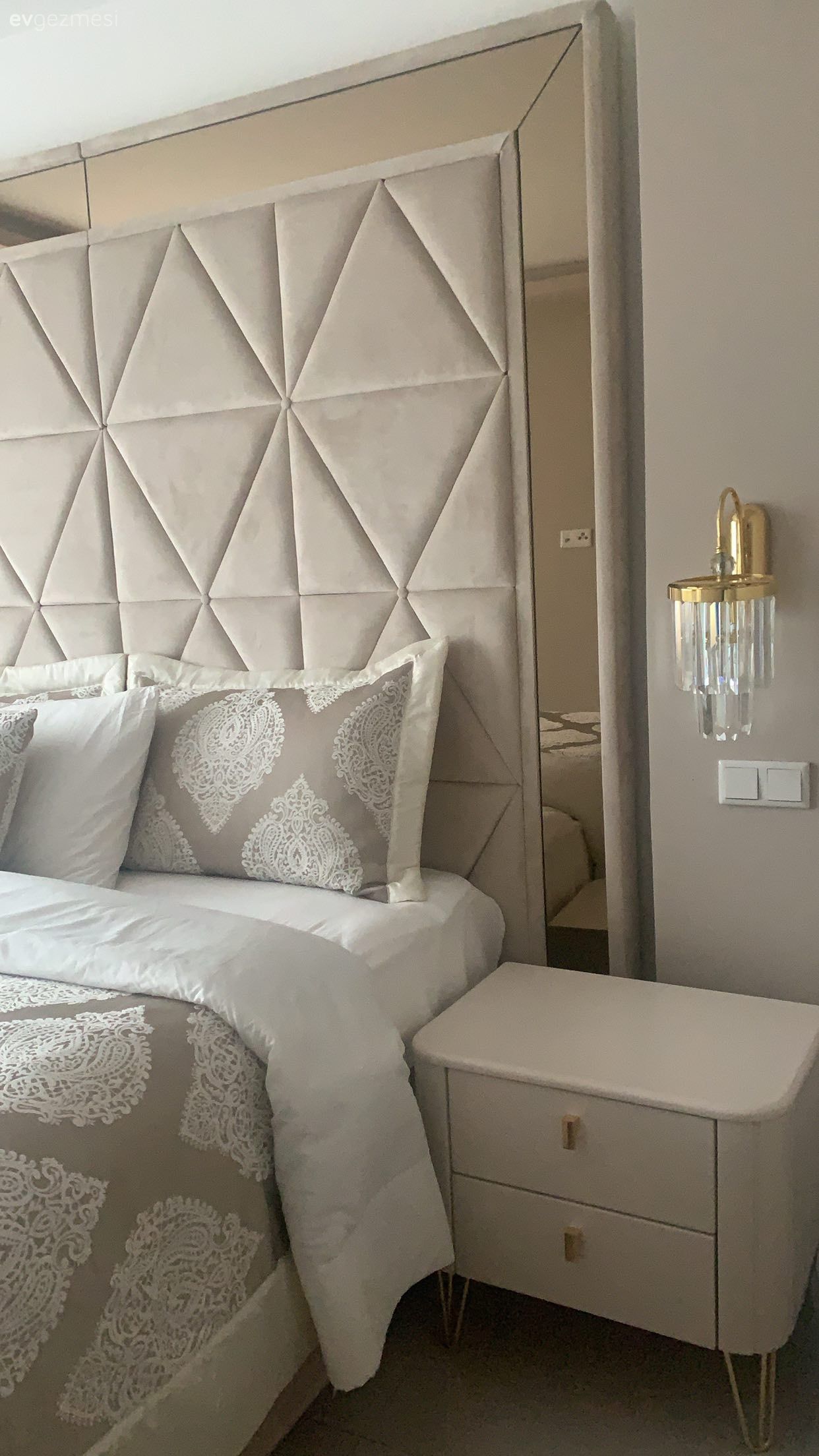 Yatak Odası, Beyaz, Altın, Bej, Krem, Yuvarlak ayna, Dekoratif ayna, Yatak başlığı, Komodin, Yatak örtüsü, Aplik, Aydınlatma