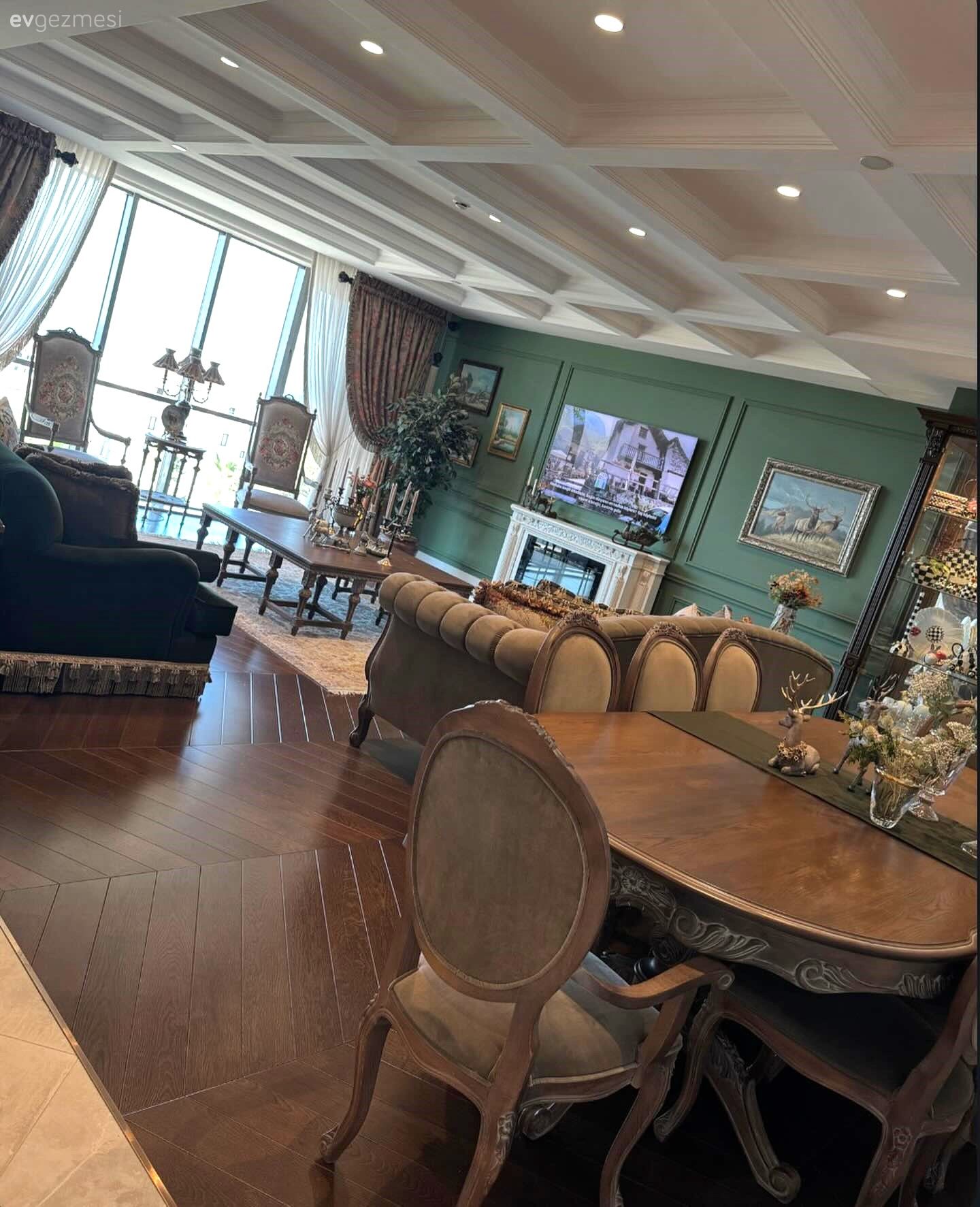 Bu Açık Konsept Ev Modern ve Geleneksel Uyumunun Zevkli Bir Örneği