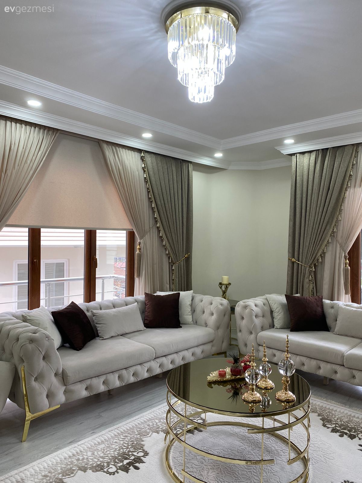 Salon, Modern, Art deko, Beyaz koltuk, Vizon, Altın, Koltuk takımı, Orta sehpa, Sehpa, Yuvarlak sehpa, Fon perde, Perde, Tül perde, Kırlent, Ev tekstili, Avize, Aydınlatma, Salon avizesi, Sehpa üstü aksesuarı, Ev Aksesuar