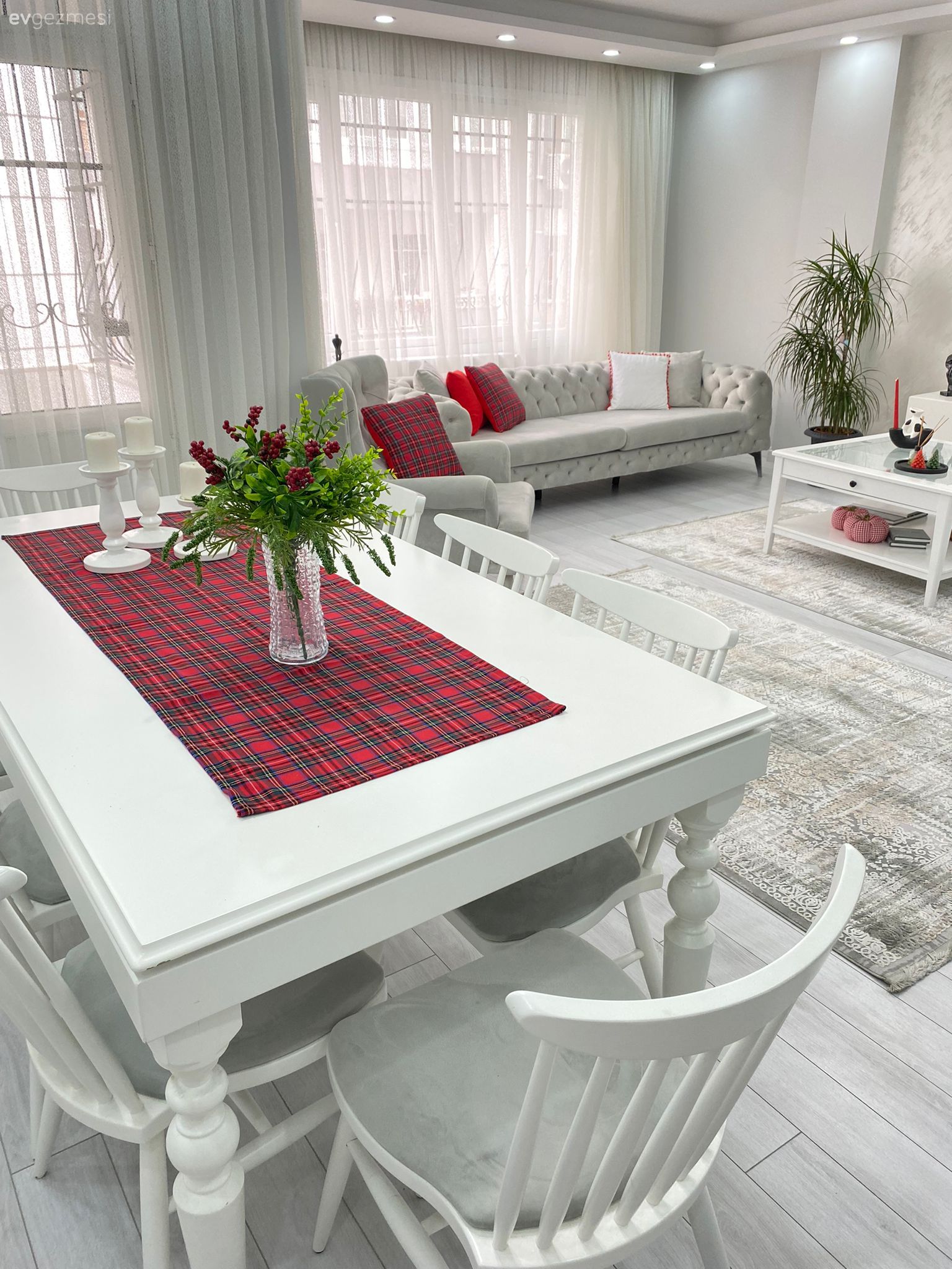 Kırlent ve Örtüleriyle Sürekli Kabuk Değiştiren Bir İstanbul Evi!