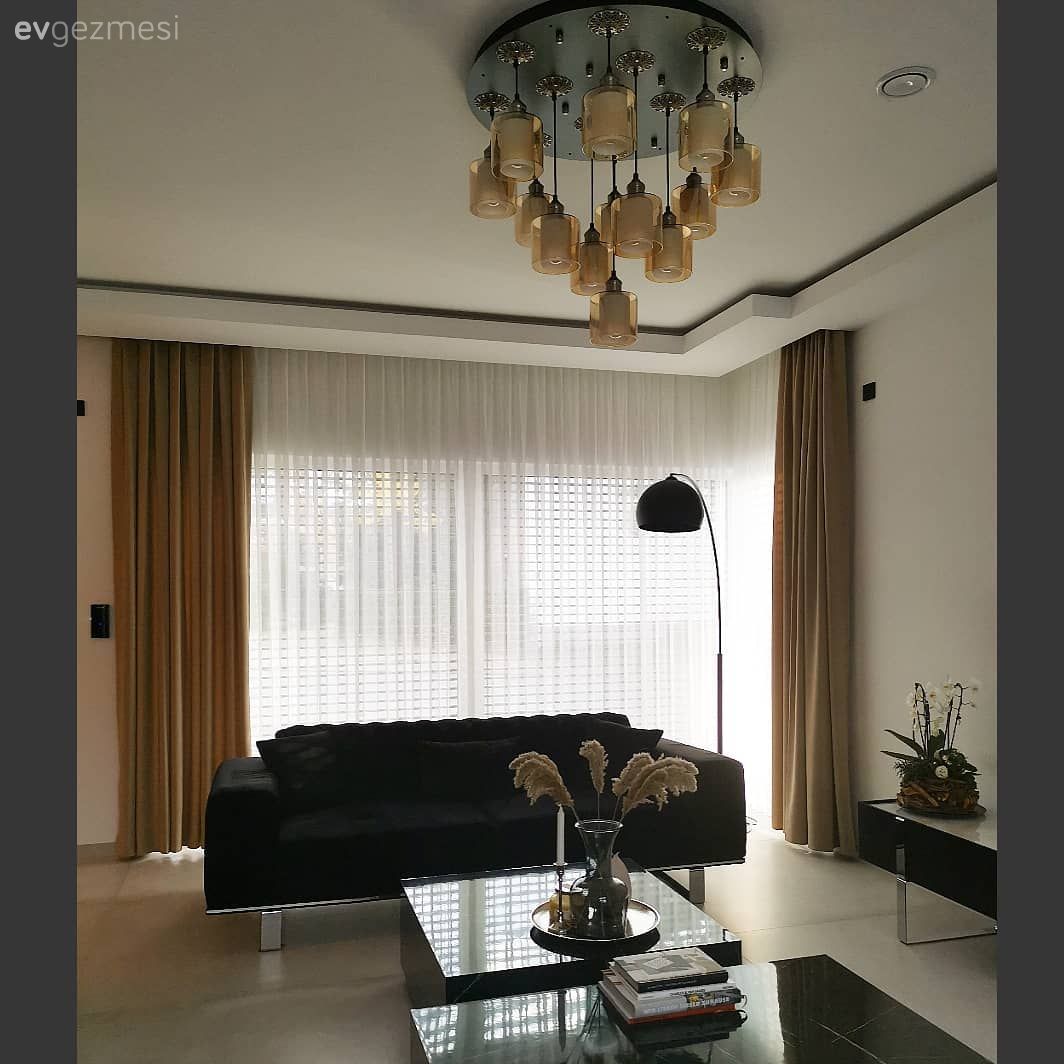 Salon, Hardal, Krem, Siyah, Beyaz, Koltuk takımı, Fon perde, Perde, Tül perde, Tv ünitesi, Orta sehpa, Sehpa, Sehpa üstü aksesuarı, Ev Aksesuar, Avize, Aydınlatma, Salon avizesi, Lambader, Zemin seramikleri