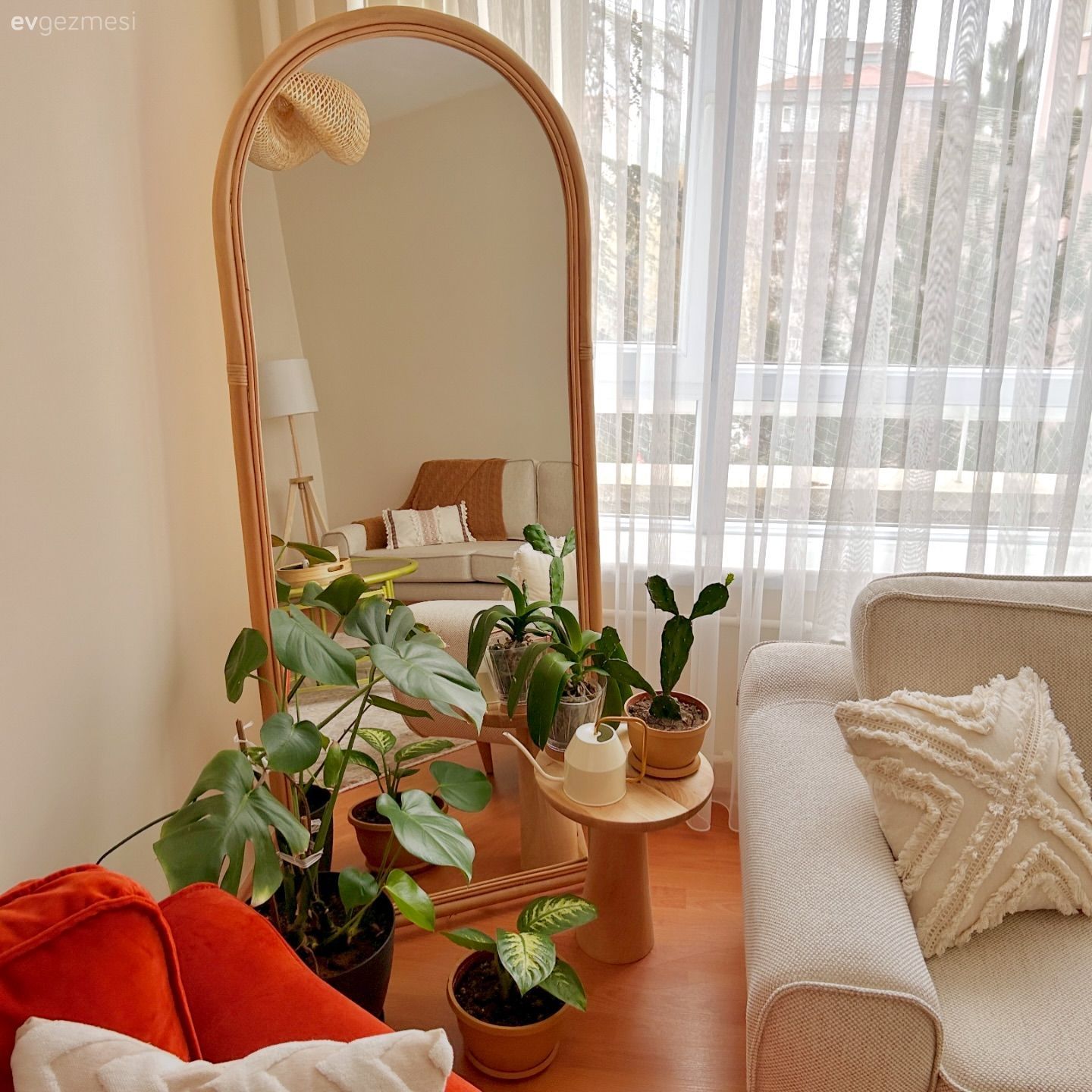 Tül perde, Perde, Boy aynası, Ayna, Ev bitkisi, Turuncu, Kırlent, Ev tekstili, Yan sehpa, Sehpa, Dekoratif Objeler