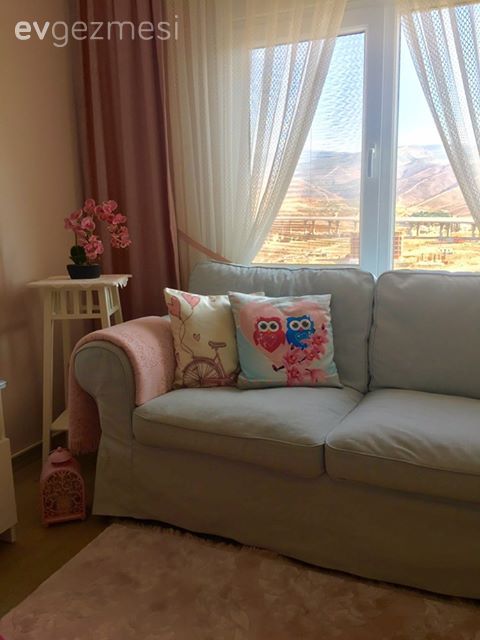 Oturma Odası, Shabby chic, Country, Mavi, Pembe, Beyaz, Koltuk takımı, Tül perde, Perde, Fon perde, Sehpa, Kırlent, Ev tekstili, Vazo, Ev Aksesuar, Halı