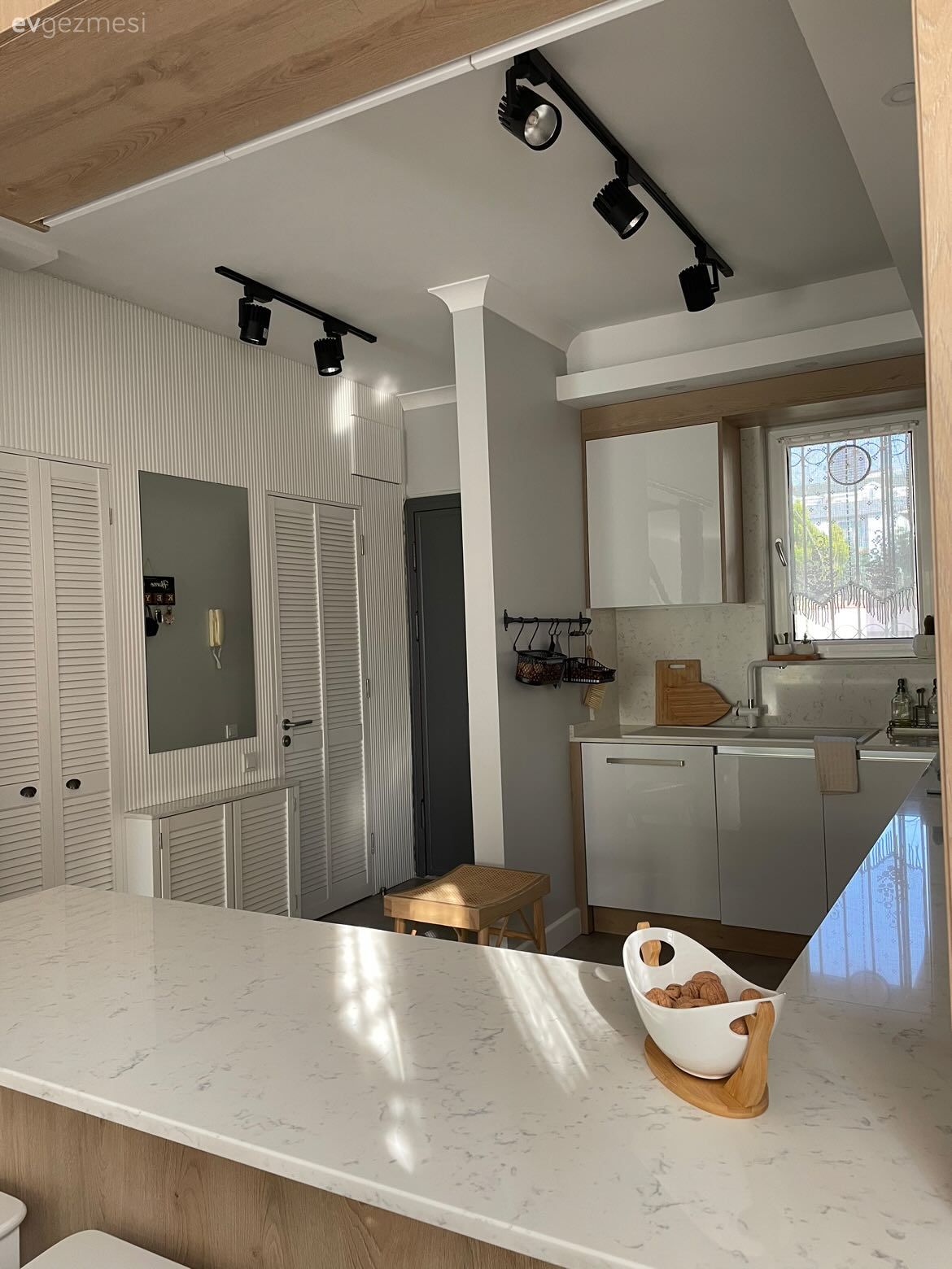 Mutfak, Ahşap mutfak, Beyaz, Beyaz ve ahşap mutfak, Mutfak tezgahı, Spot aydınlatma, Aydınlatma, Mutfak tezgah arası, Mutfak perdesi, Vestiyer, Lambri, Ayna