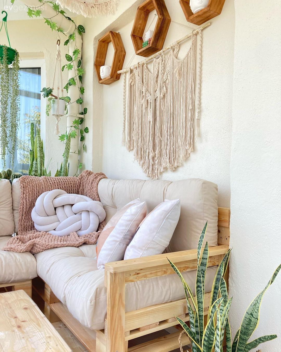 Balkon, Kapalı balkon, Pudra pembe, Krem, Bej, Balkon oturma grubu, Kırlent, Ev tekstili, Ev bitkisi, Ahşap Mobilya, Makrome, Balkon duvar dekorasyonu