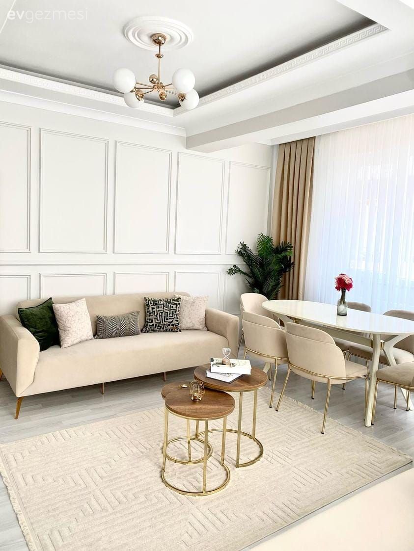 Salon, Modern, Krem, Bej, Beyaz, Altın, Koltuk takımı, Sandalye, Yemek masası, Fon perde, Perde, Tül perde, Ev bitkisi, Orta sehpa, Sehpa, Halı, Salon halısı, Avize, Aydınlatma, Salon avizesi, Duvar çıtalama, Saksı