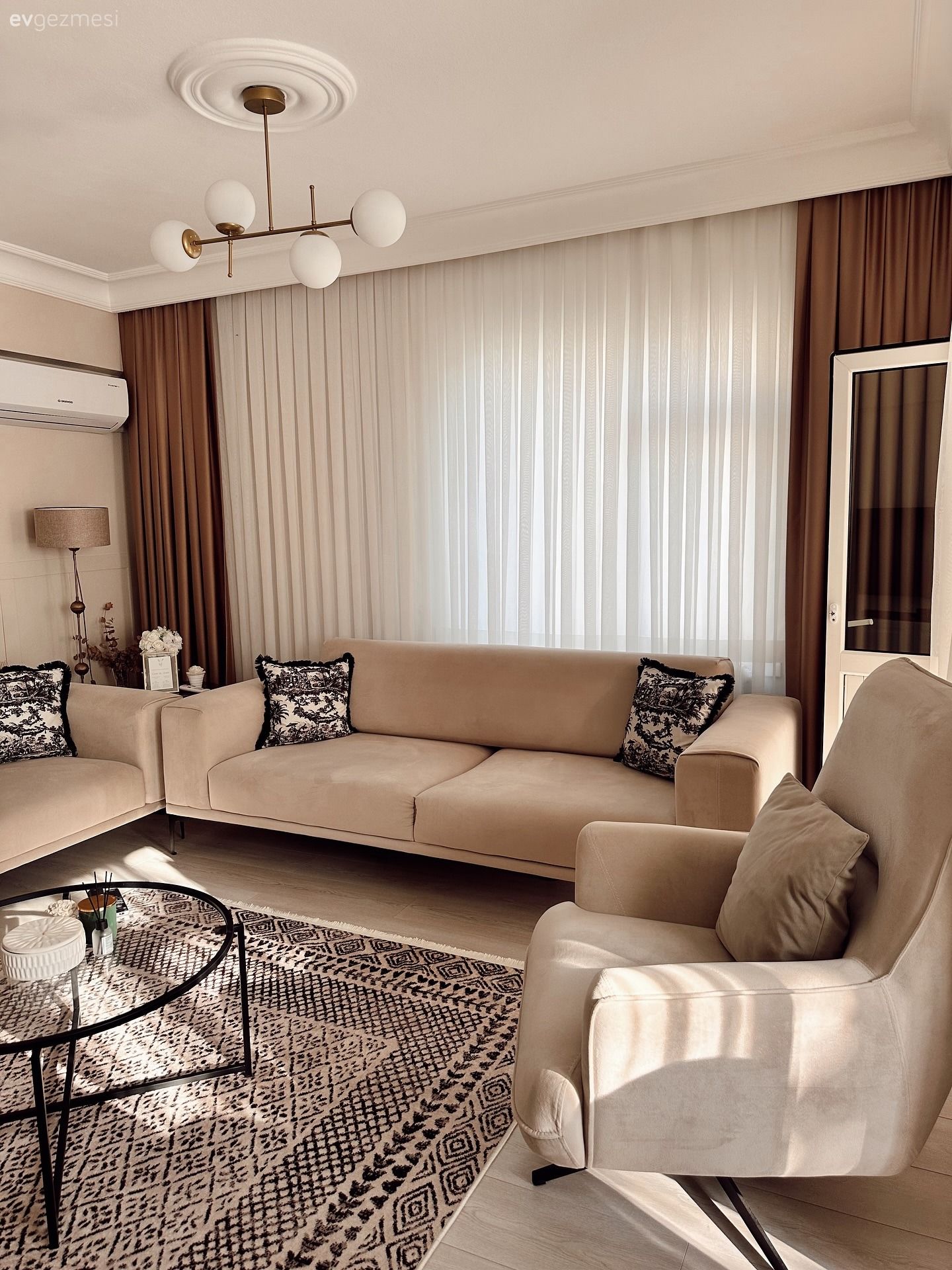 Modern Tasarımlı Mobilyalar Bu Salona Zamansızlık Katmış