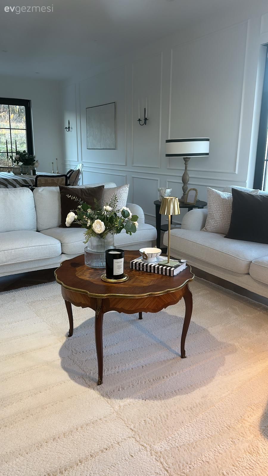 Salon, İskandinav, Krem, Bej, Koltuk takımı, Duvar çıtalama, Sandalye, Yemek masası, Abajur, Aydınlatma, Orta sehpa, Sehpa, Dekoratif Objeler, Kırlent, Ev tekstili, Tablo, Duvar dekorasyonu, Aplik