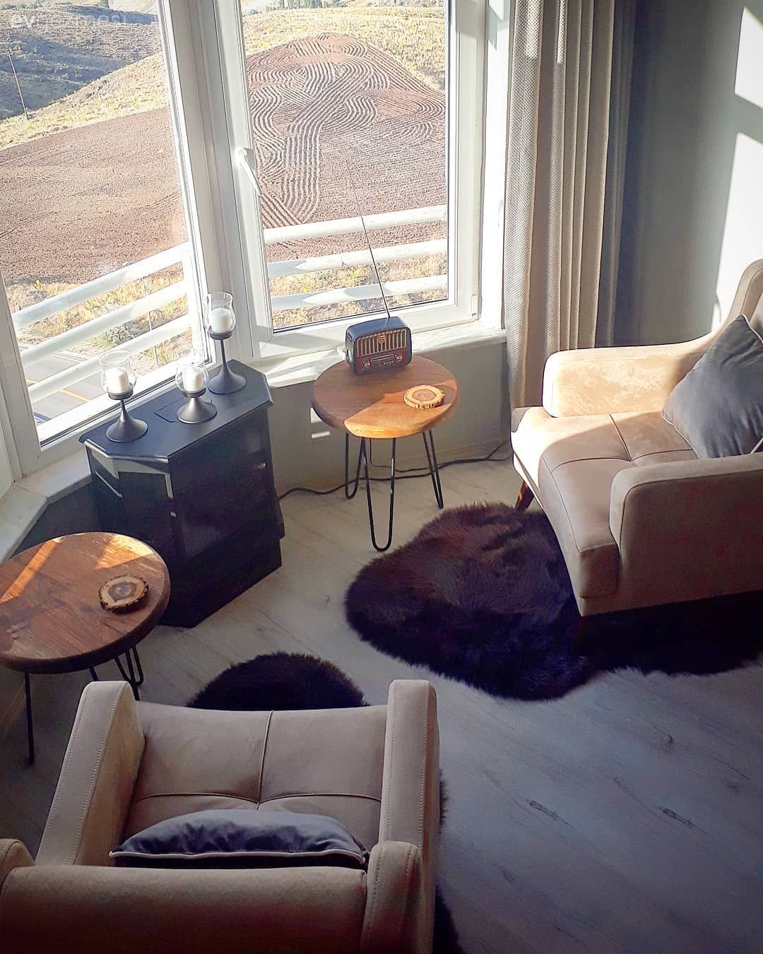 Berjer, Post halı, Halı, Orta sehpa, Salon, Metal ayaklı sehpa, Sehpa, Krem, Siyah, Ahşap Mobilya, Fon perde, Perde, Mumluk, Dekoratif şömine