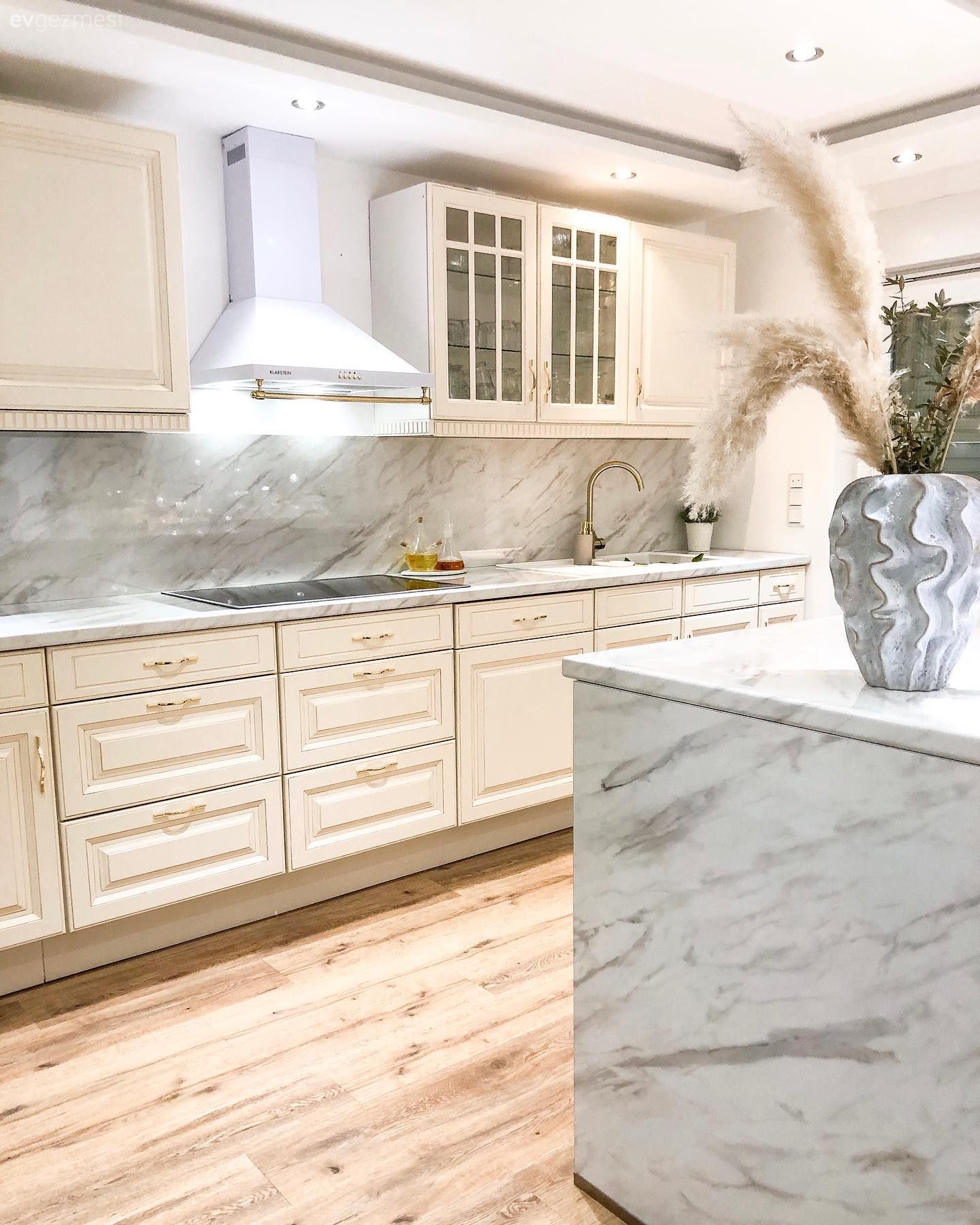 Mutfak, Beyaz, Beyaz mutfak, Krem, Shaker kapaklı dolaplar, Mermer, Mutfak tezgahı, Mutfak tezgah arası, Tezgah arası doğal taş, Davlumbaz, Parke, Ada mutfak, Vazo, Ev Aksesuar, Pampas otu