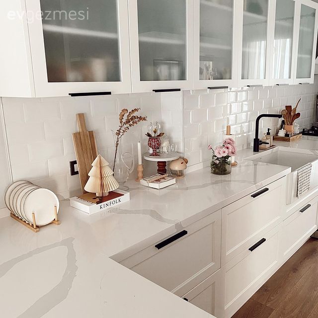 Mutfak, Beyaz, İskandinav, Mutfak tezgahı, Mutfak tezgah arası, Tezgah arası seramik, Kahve köşesi, Parke, Mutfak Avize Modelleri, Mutfak aksesuarları