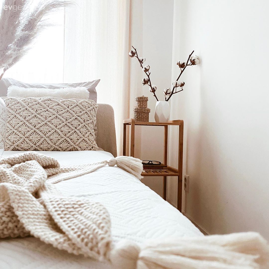 Yatak Odası, Beyaz, Bej, Yatak başlığı, Yatak örtüsü, Yatak odası halısı, Pampas otu, Tül perde, Perde