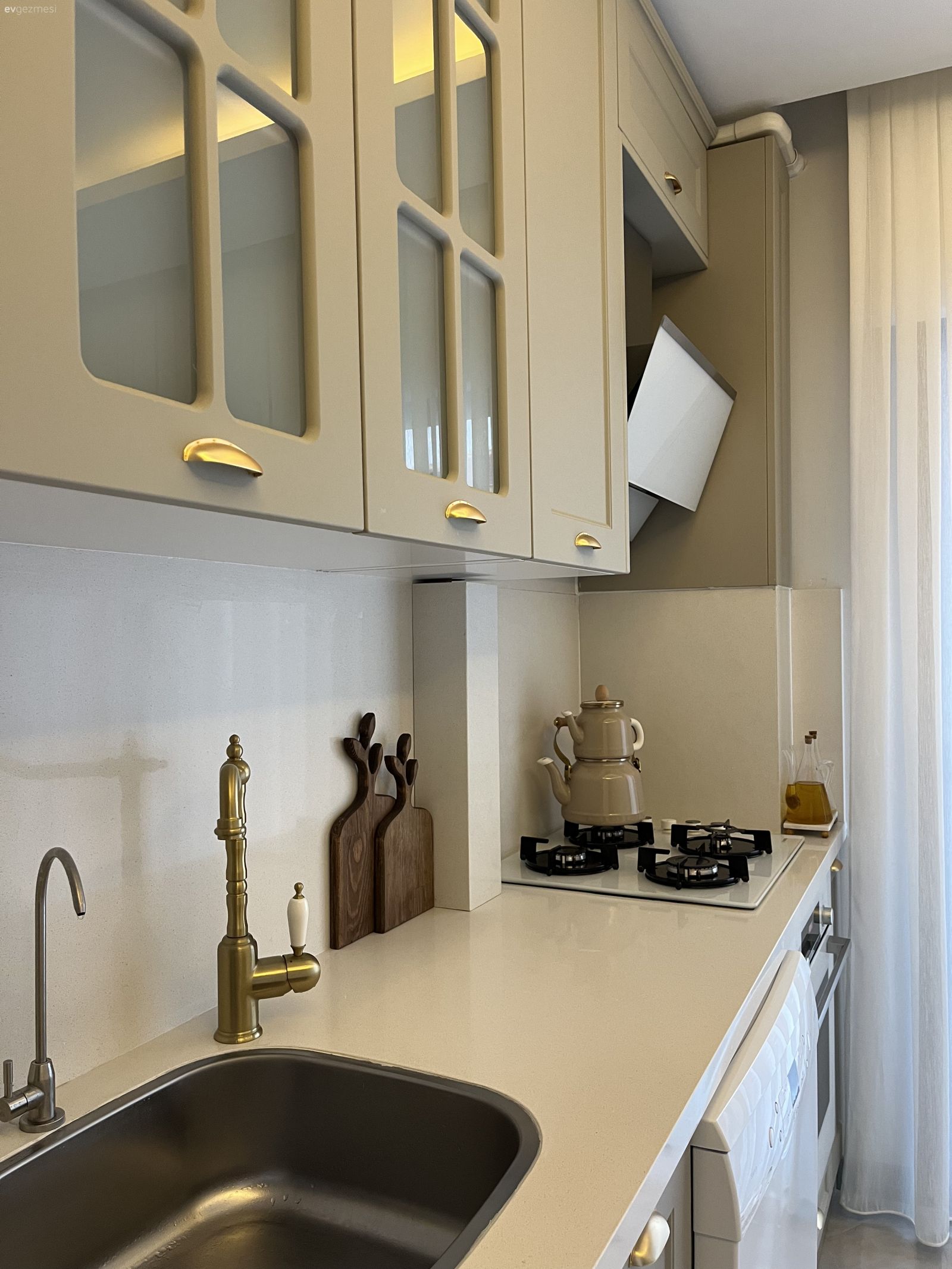 Bu Küçük Manisa Mutfağında Gri Dolaplar Şıklık Kaynağı